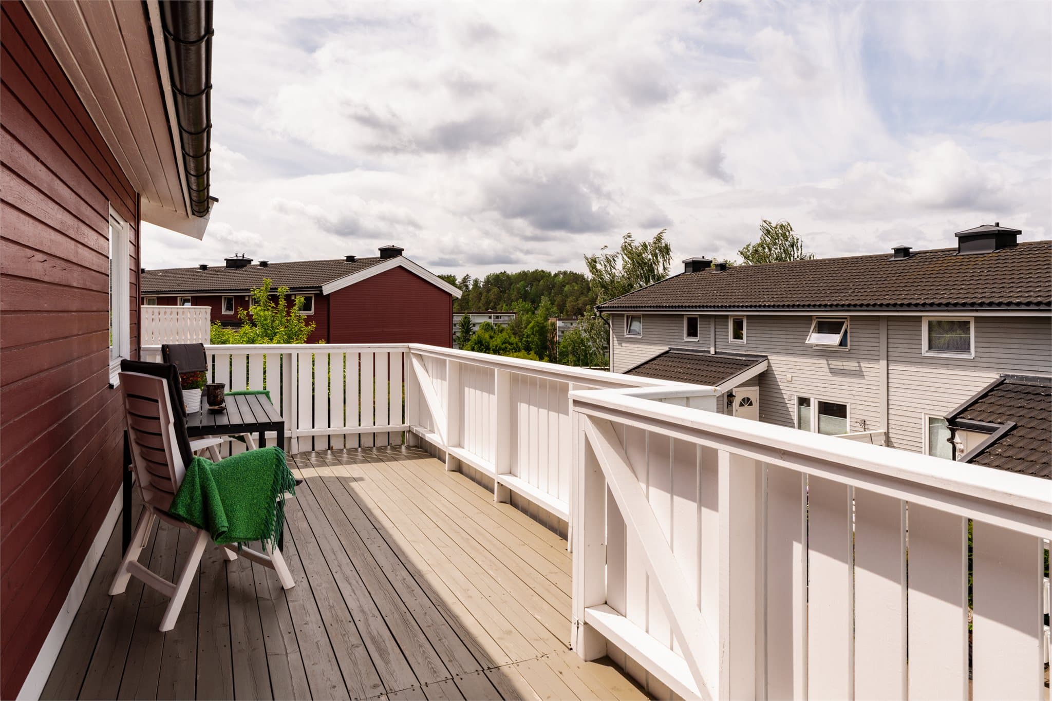 Balkongen vender mot nordvest og har gode solforhold, samt god plass til utemøbler, et perfekt sted for avslapning og sosiale stunder.