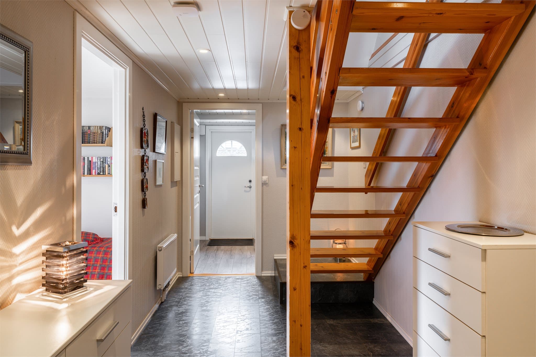 Velkommen inn til en romslig entré med god plass til oppheng av ytterklær og oppbevaring av sko.