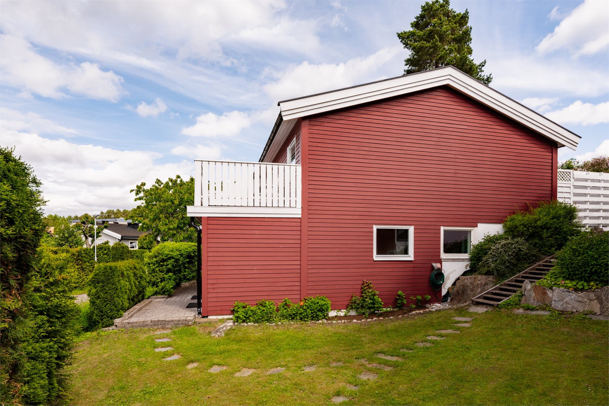 Her bor dere i et attraktivt og barnevennlig område på Holmlia med hyggelige omgivelser.