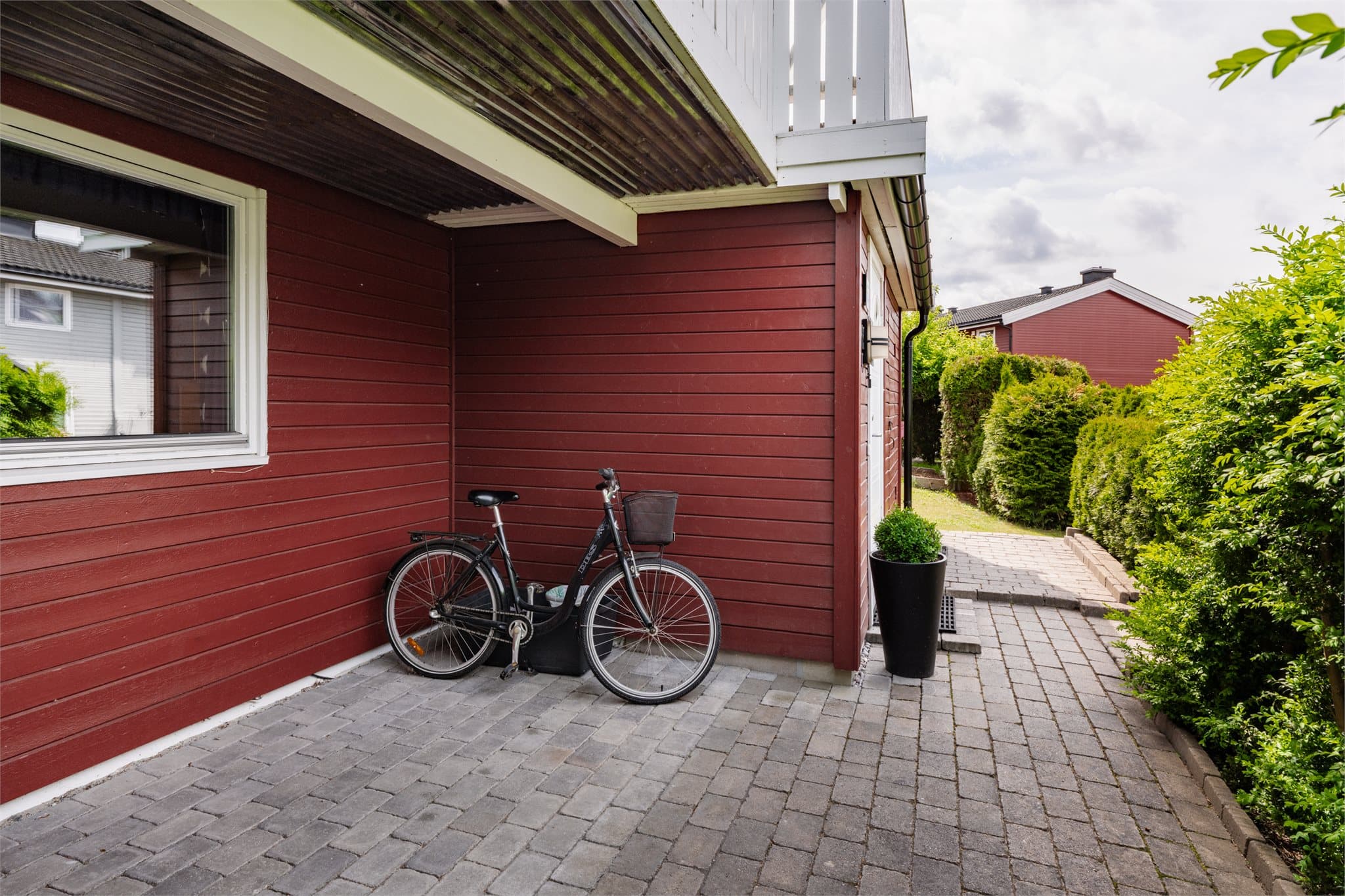 Ved inngangspartiet er det plass til både sykkel, barnevogn og annet utstyr.