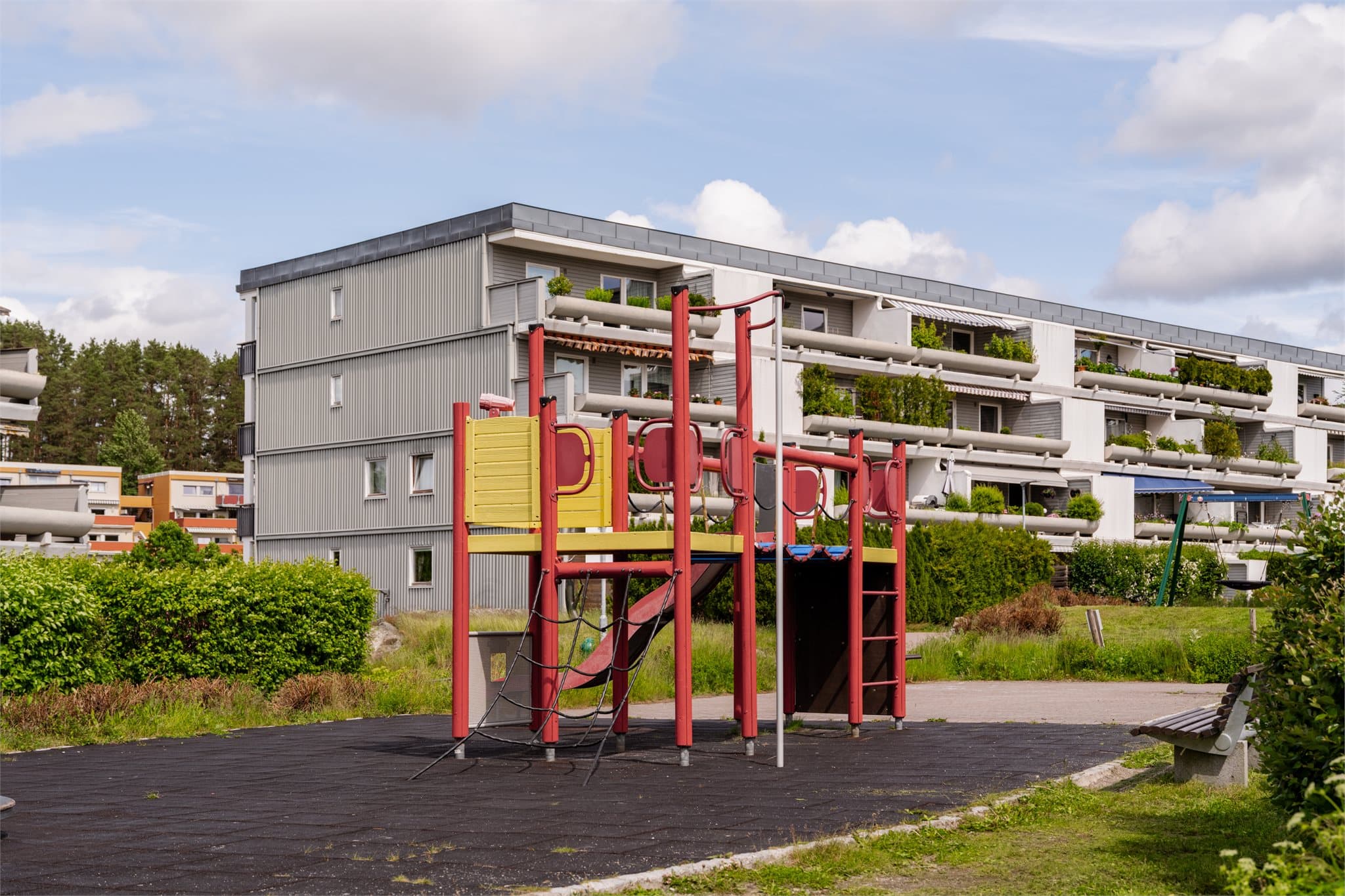 Boligen ligger i et område med trygge skoleveier og et godt oppvekstmiljø, og har kort vei til sentrum, skoler, barnehager og kollektivtransport.