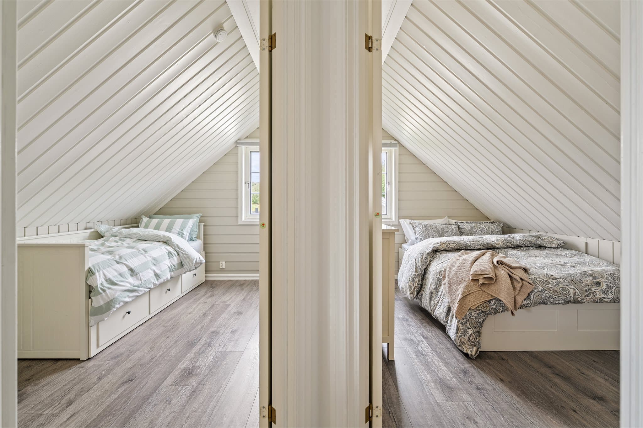 I boligens andre etasje finner du tre romslige soverom med gode møbleringsmuligheter.