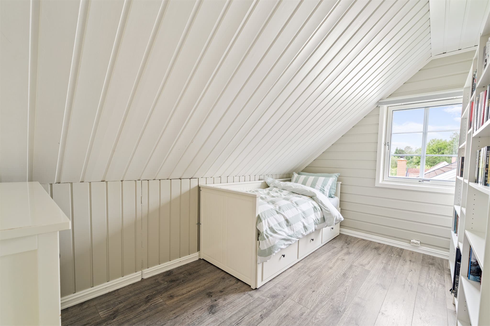 Store vindusflater sørger for rikelig med dagslys og bidrar til en lys og trivelig atmosfære.