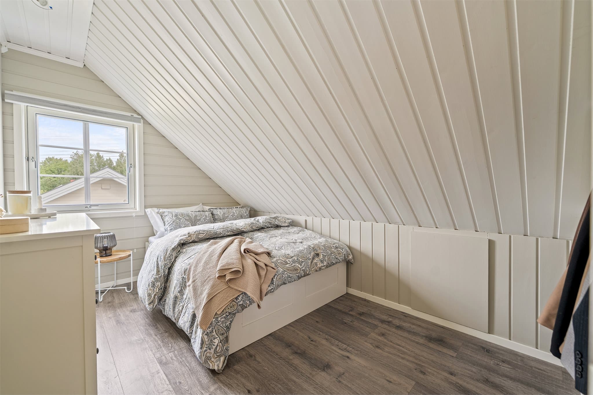 Rommene har fleksible løsninger som gjør at de enkelt kan tilpasses både barnerom, gjesterom eller hjemmekontor etter behov.