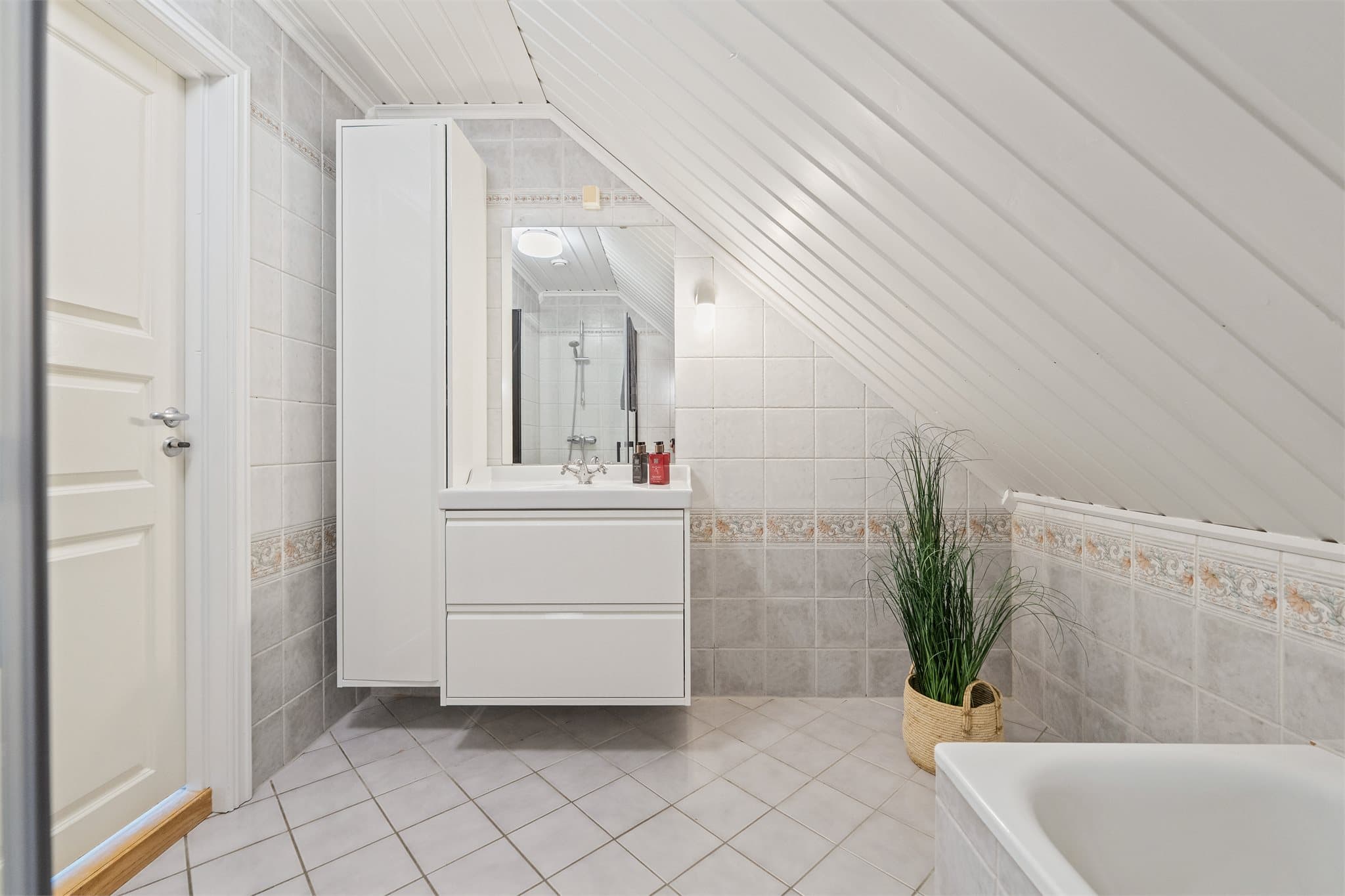 Lyst og innbydende baderom fra 1999 med flislagt gulv med behagelig gulvvarme samt flislagte vegger.