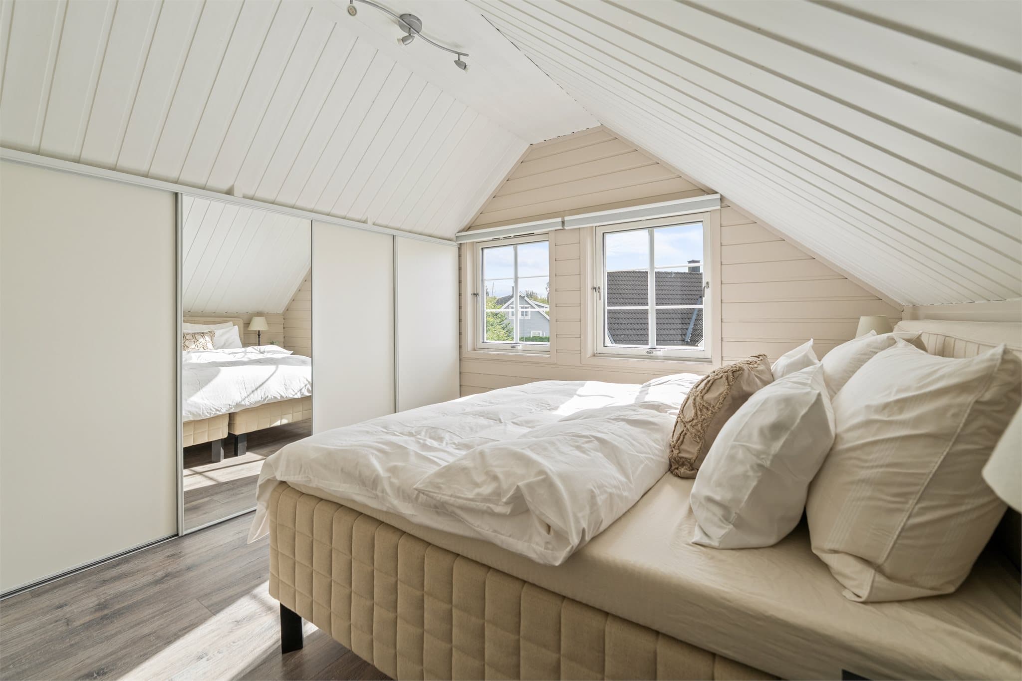 Dette gjør rommet både funksjonelt og komfortabelt – perfekt som en privat foreldresone.