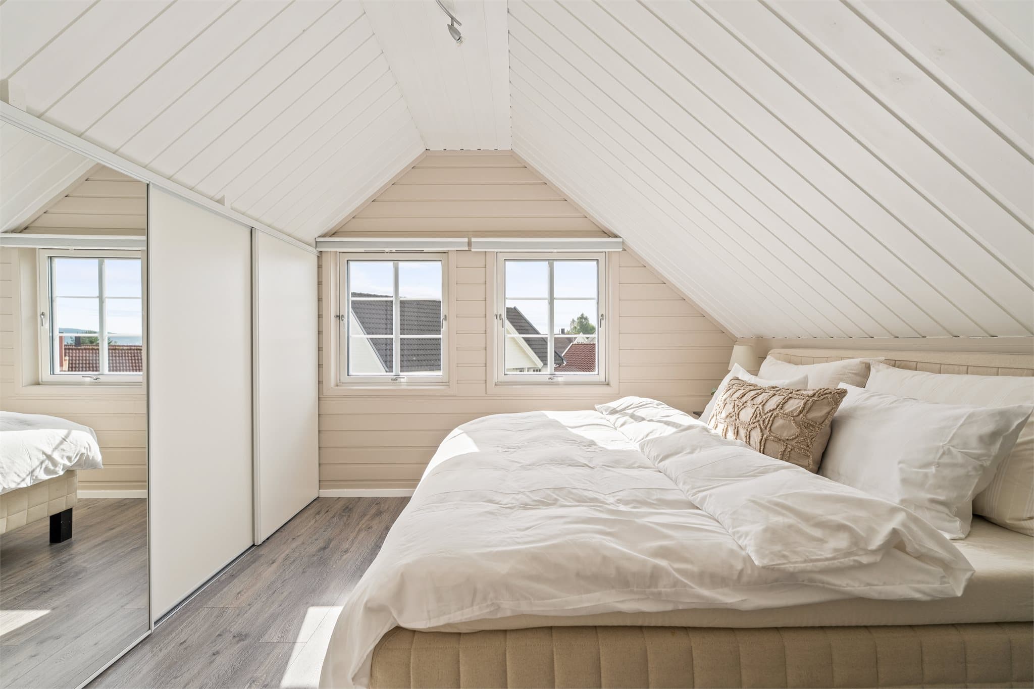 Hovedsoverommet utmerker seg med ekstra god plass og har tilknytning til en praktisk garderobeløsning som gir rikelig med oppbevaringsmuligheter.