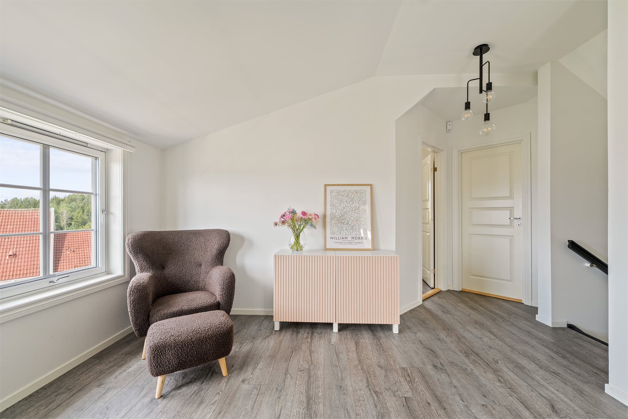 I andre etasje er det i dag en loftstue som binder alle rommene sammen.