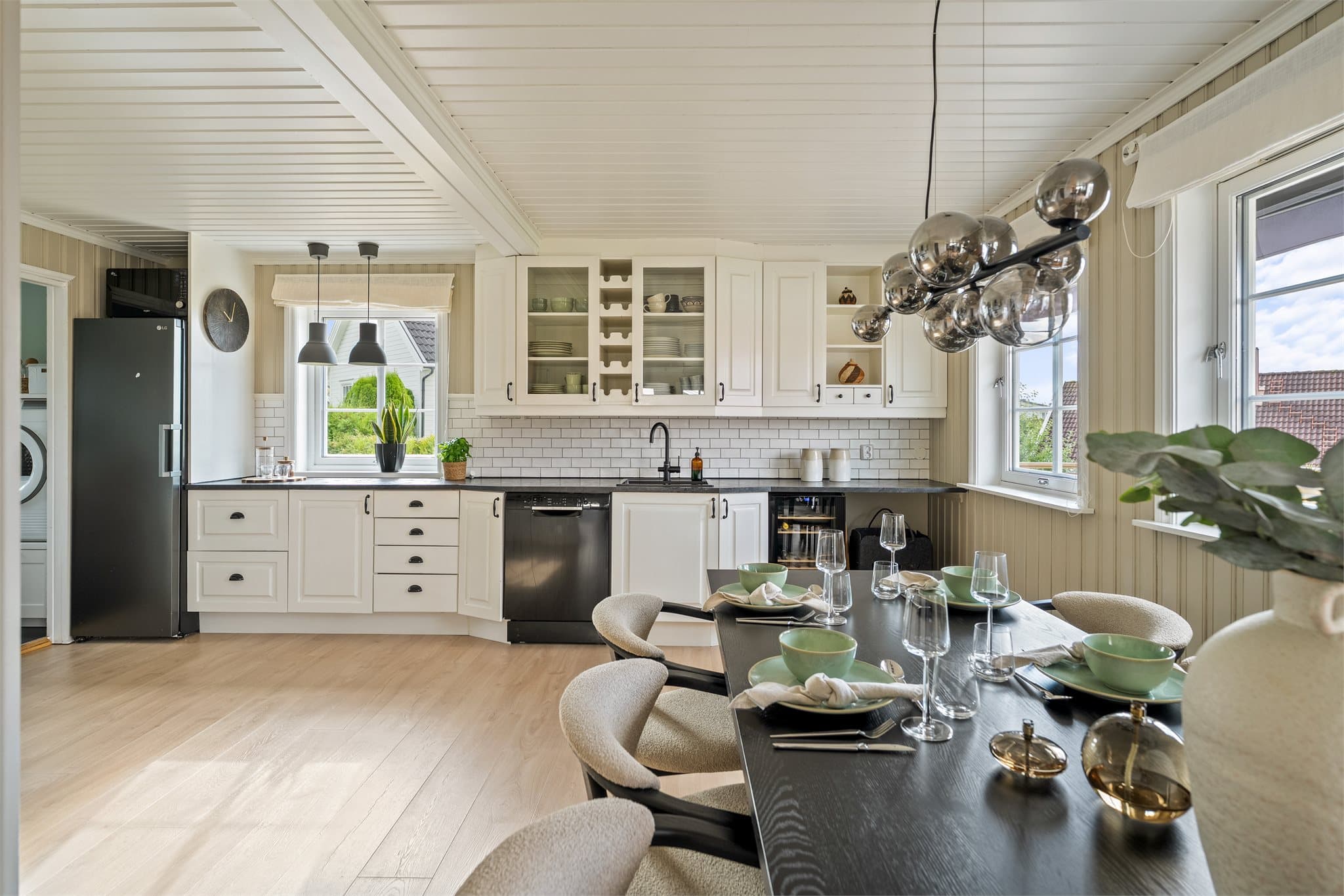 Kjøkkenet har en åpen og praktisk løsning med profilerte fronter fra byggeåret og benkeplater i laminat med nedfelt oppvaskkum og ett-greps kran.