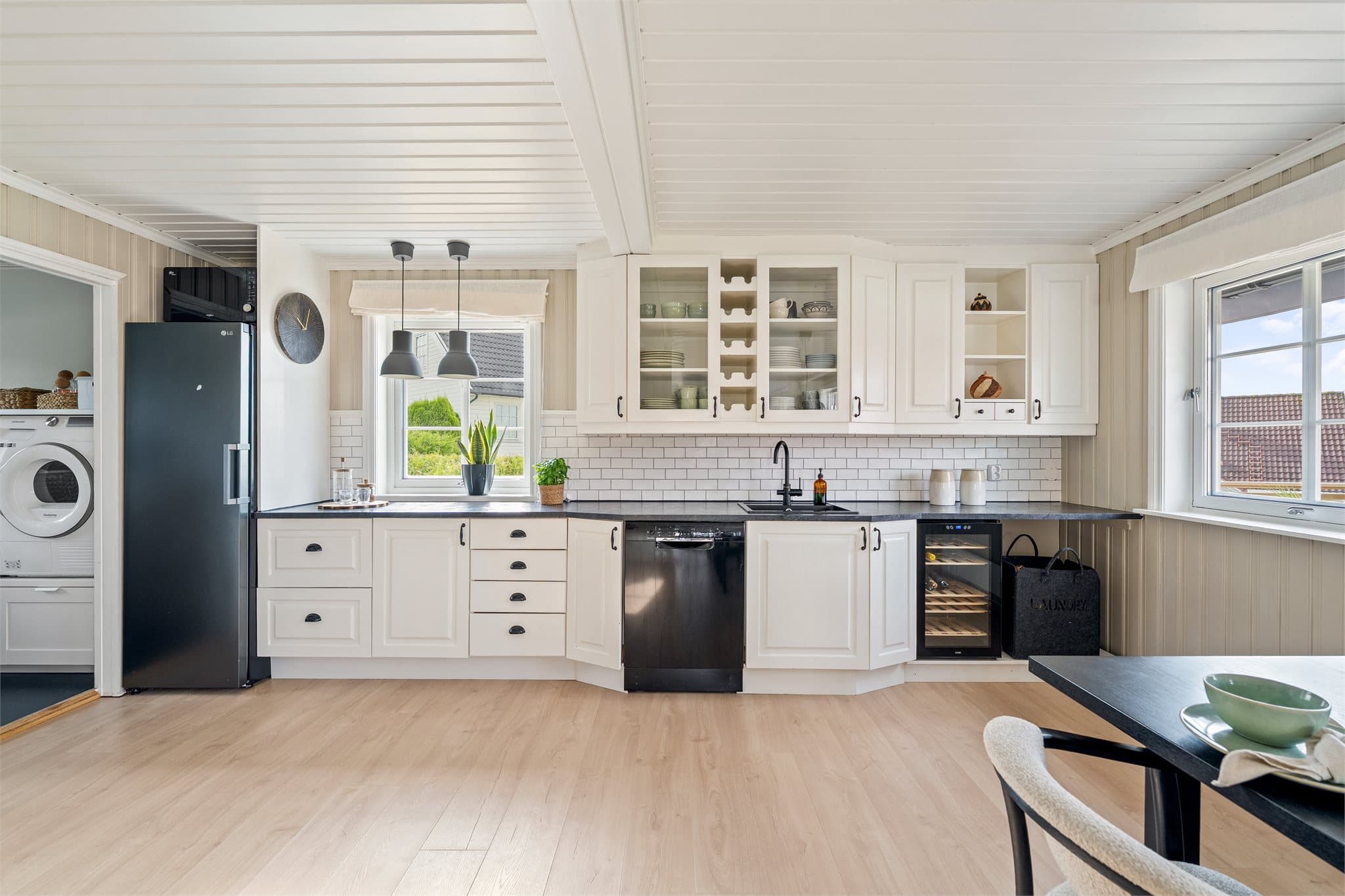 Mellom benk og overskap er det lagt fliser, og benkeskapsbelysning samt stikkontakter gir en funksjonell arbeidsflate