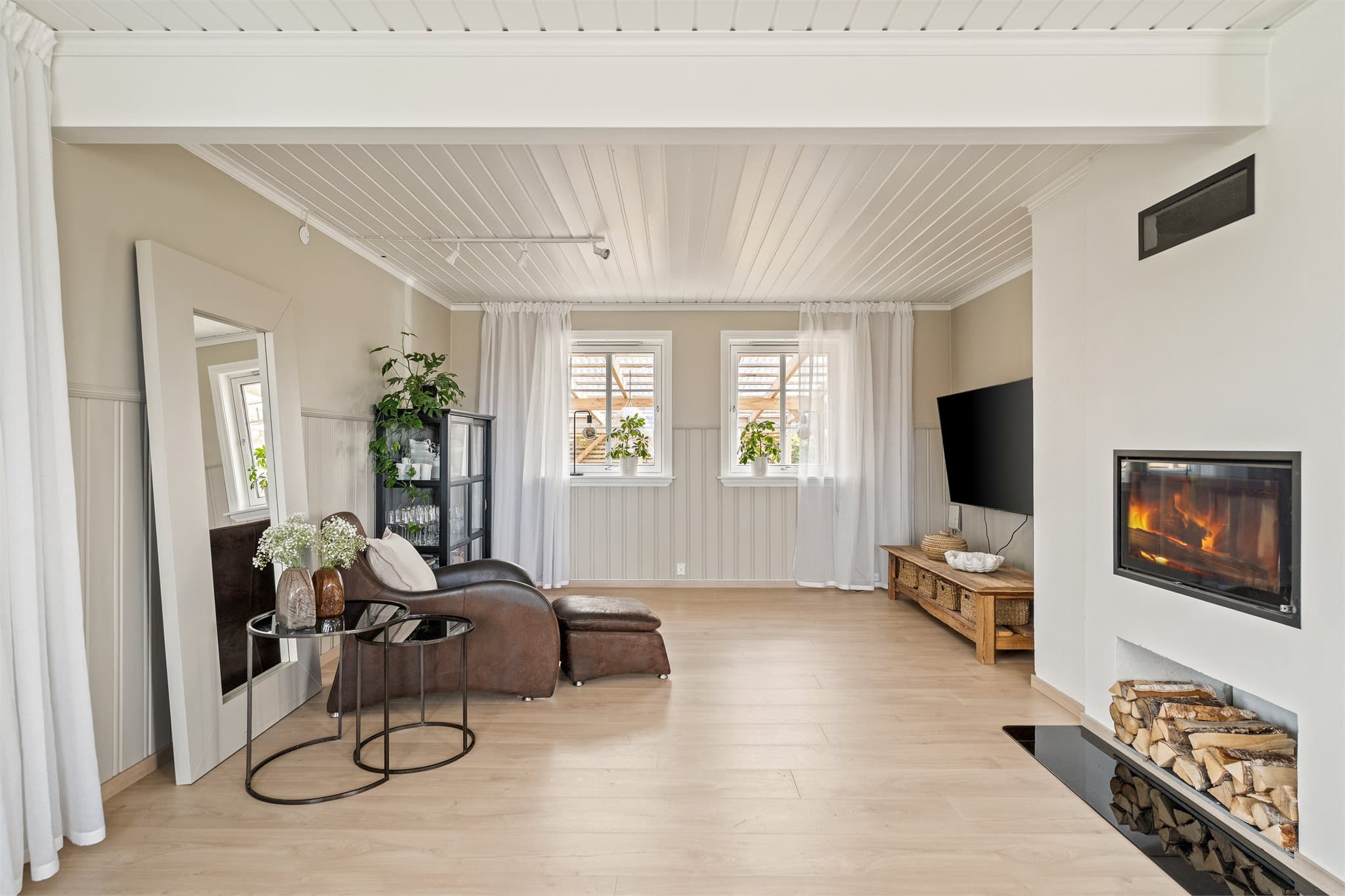 Her kan du samle familie og venner rundt spisebordet, slappe av i sofakroken foran TV-en eller nyte varmen fra peisovnen på kjølige kvelder.