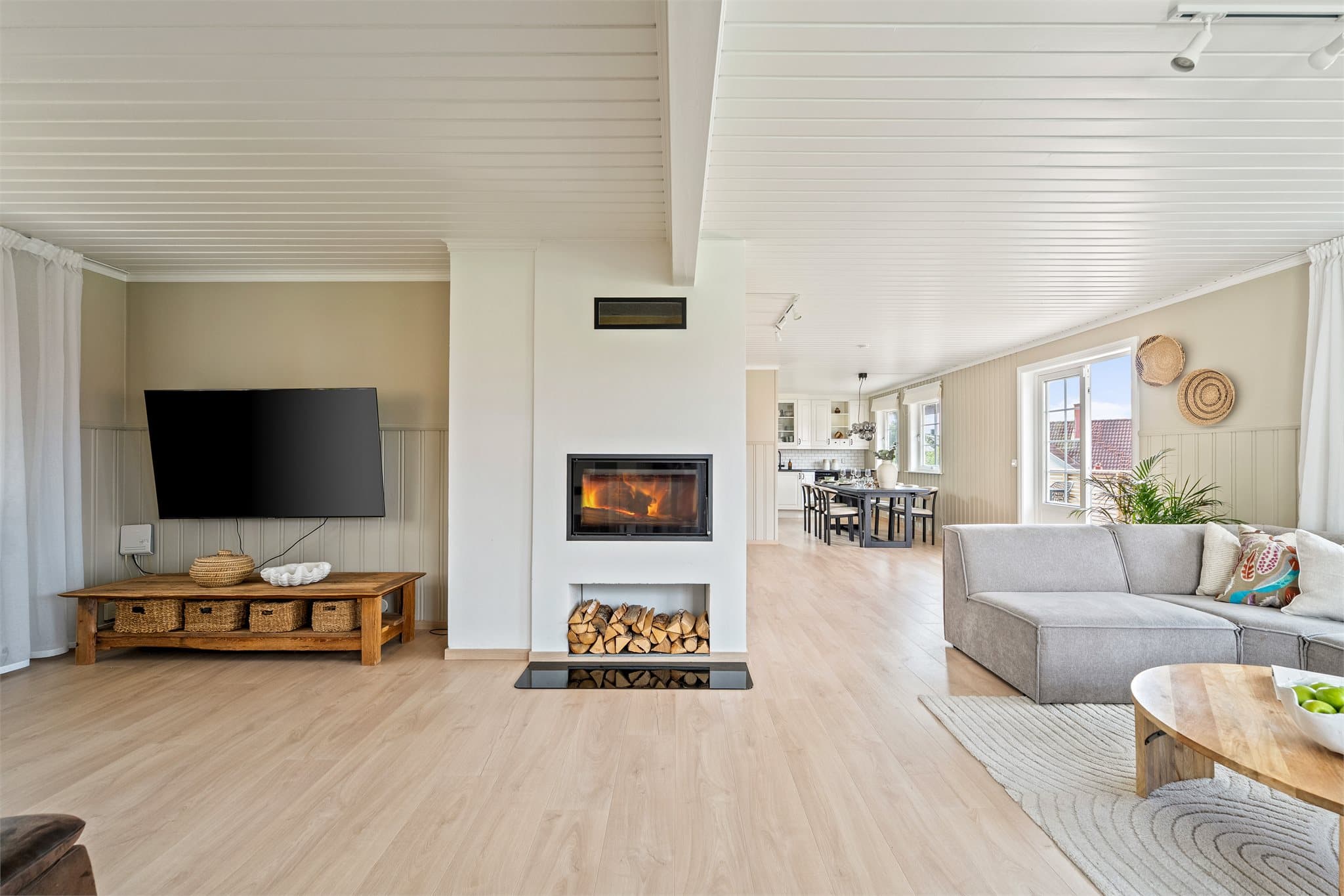 I stuen er det montert en moderne peisovn som gir lun atmosfære og ekstra varme på kjølige dager.