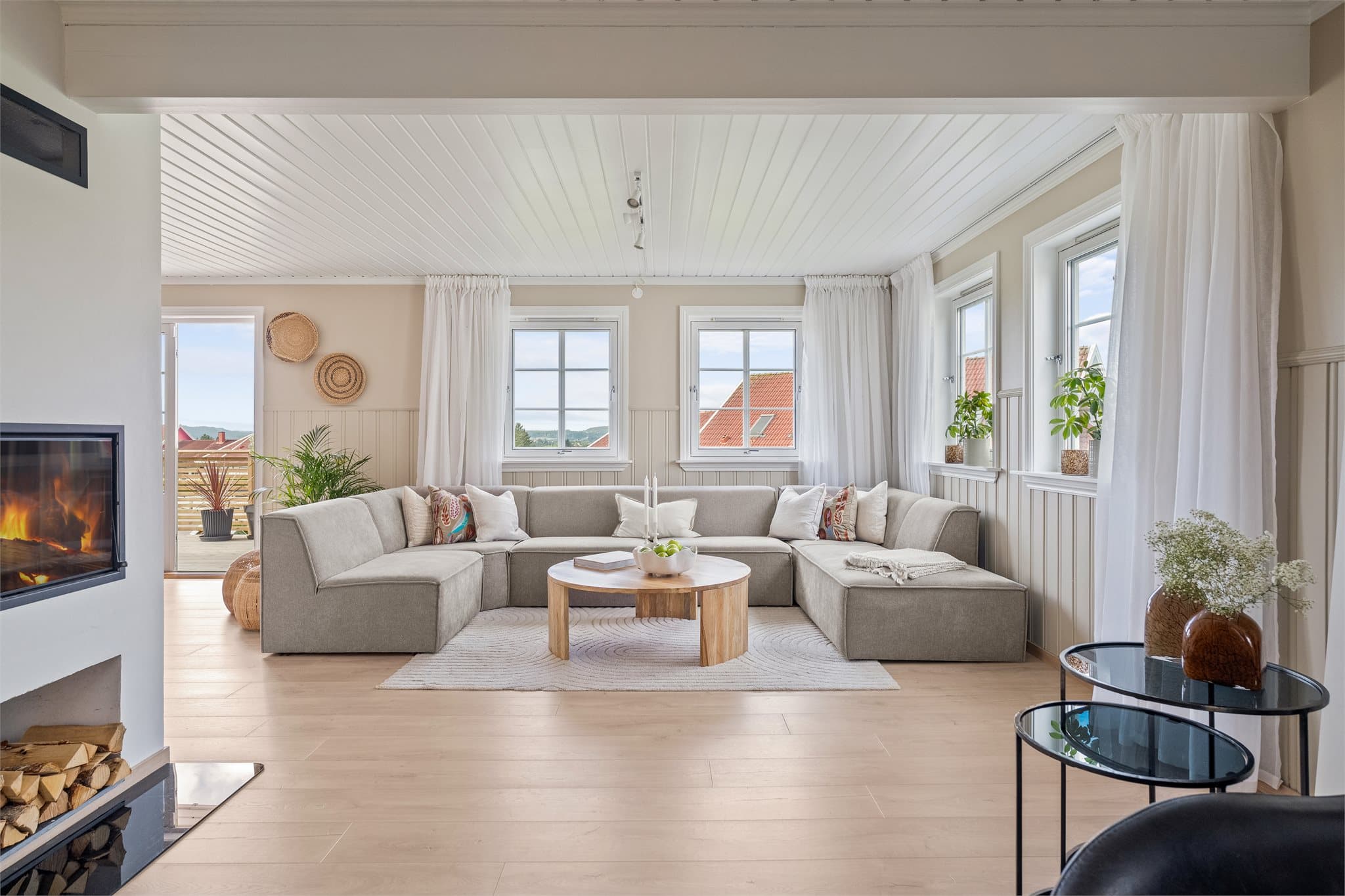 Med god plass og åpen løsning er dette et rom som enkelt kan tilpasses ulike behov – enten det er lek med barna, filmkveld eller hyggelige middager.