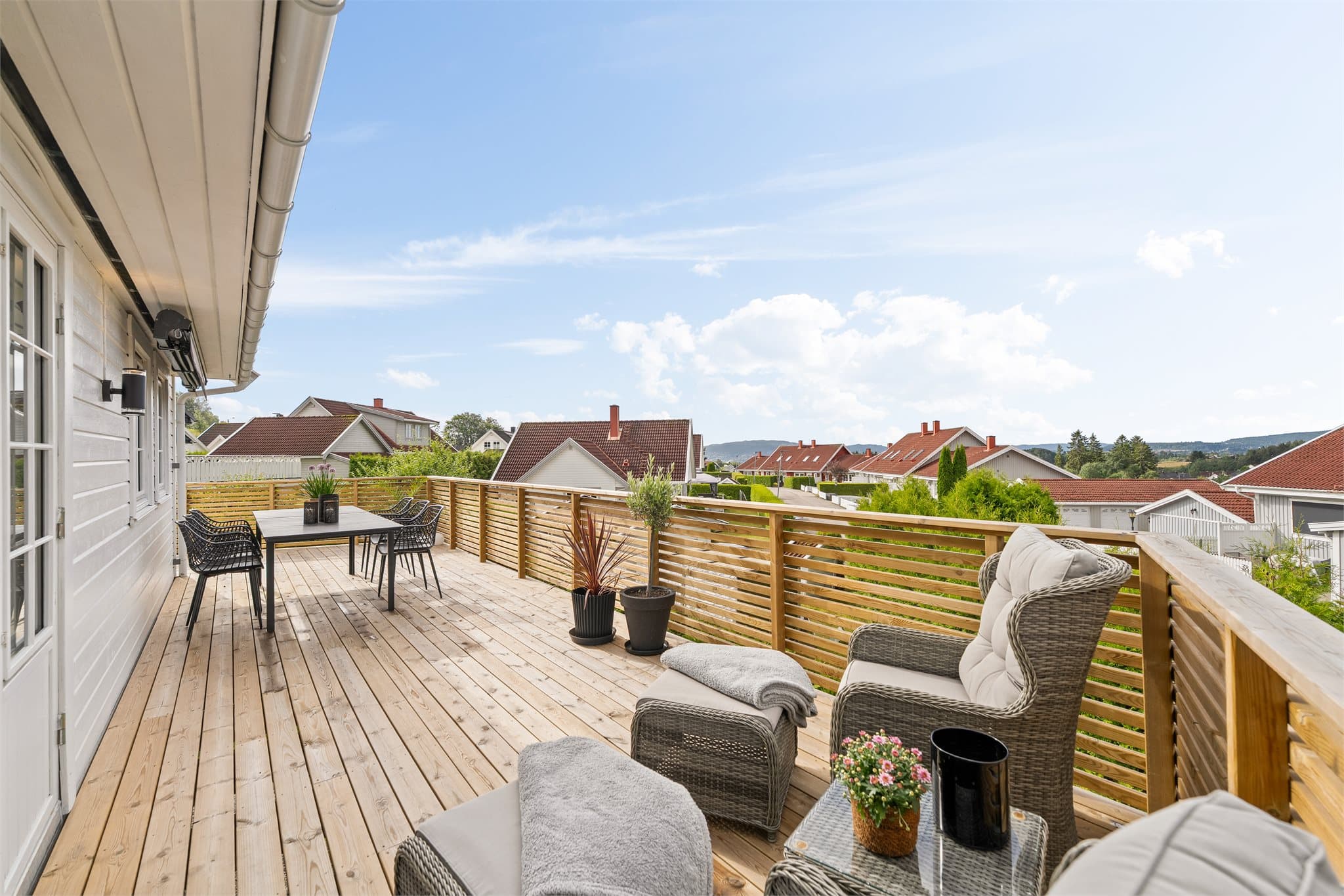 Fra stuen er det direkte utgang til en solrik balkong på hele 41 m² – et flott uterom som kan innredes med både sittegrupper, grill og beplantning.