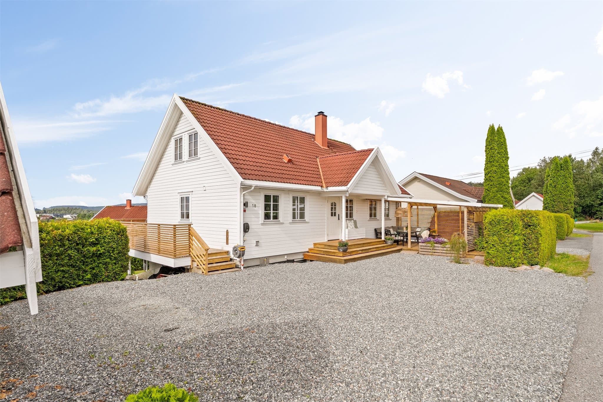 Eiendommen har en praktisk gruset gårdsplass med flere biloppstillingsplasser, som gir god plass til parkering for familie og gjester. Foto: Morten Eriksen