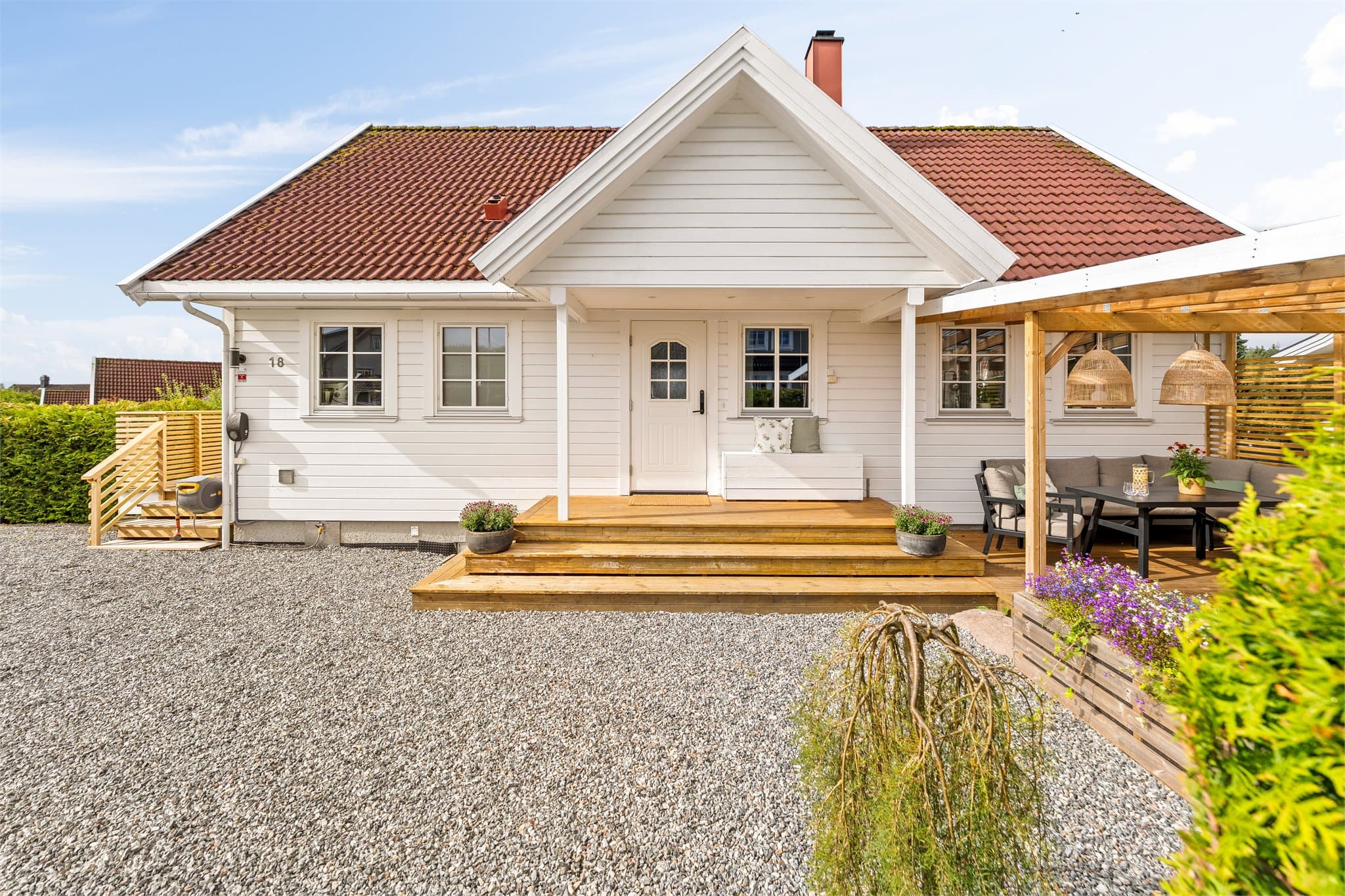 Boligen har et pent inngangsparti med en flott trapp som ønsker deg velkommen.