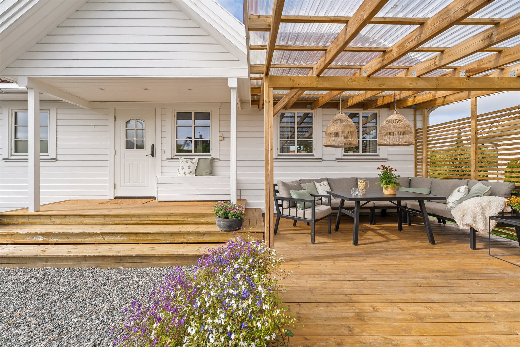 Ved inngangspartiet finner du en terrasse på ca. 18 m².