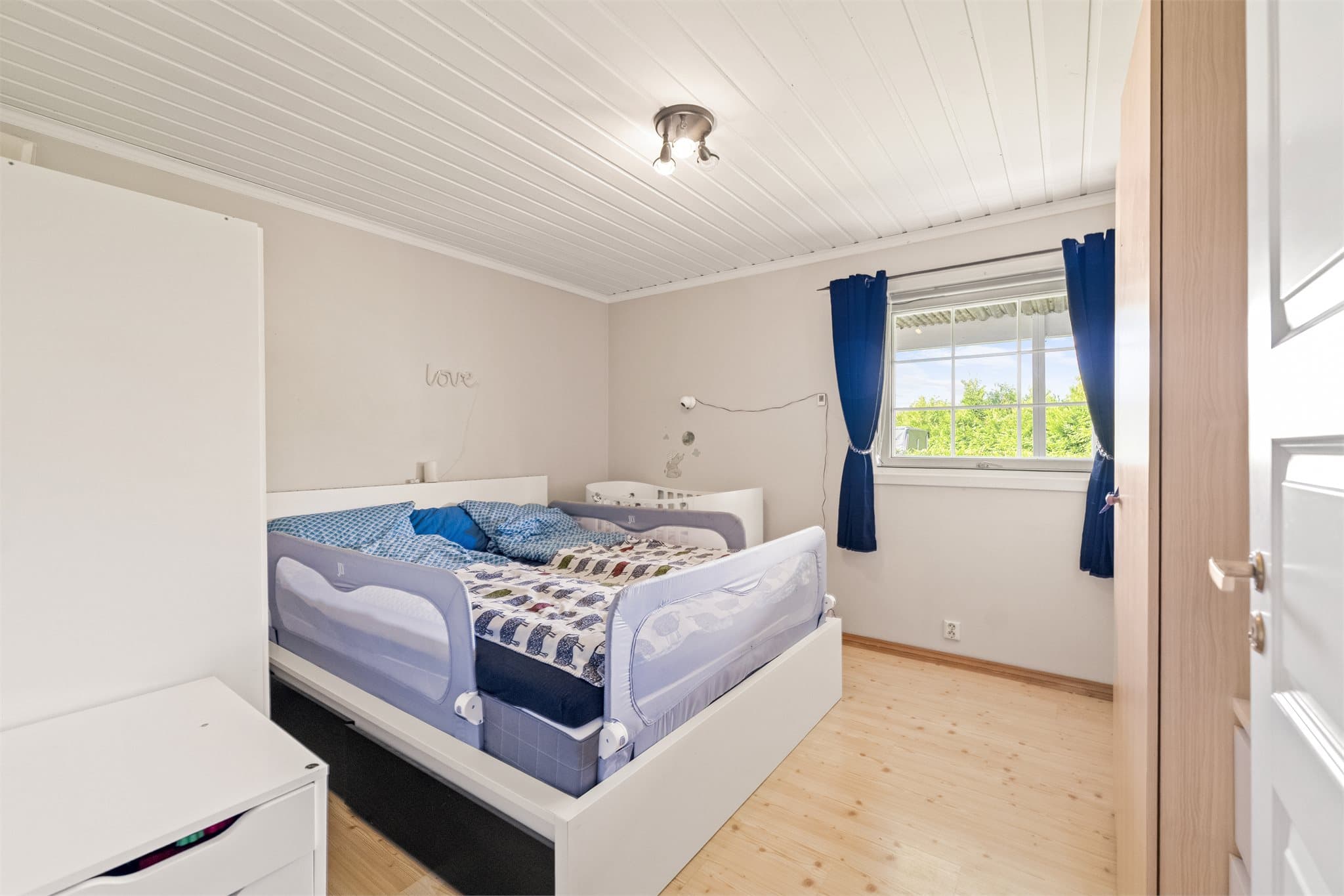 Det gjøres oppmerksom på at utleiedelen ikke er godkjent og at soverommene i sokkeletasjen ikke er godkjent for varig opphold, les mer under "midlertidig brukstillatelse og ferdigattest"