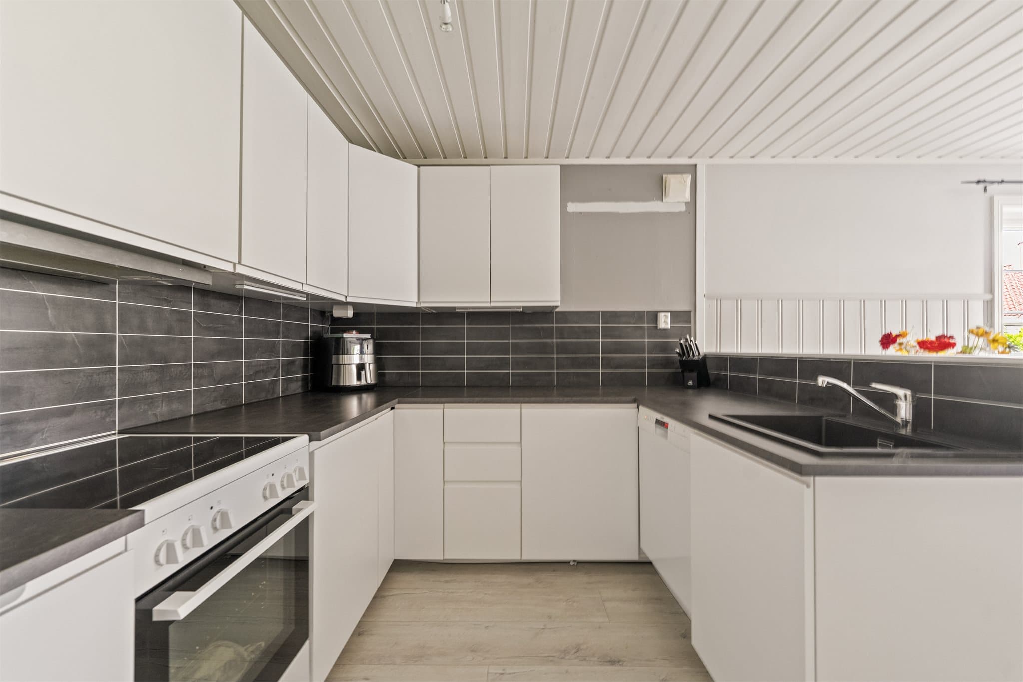 Det gjøres oppmerksom på at utleiedelen ikke er godkjent og at soverommene i sokkeletasjen ikke er godkjent for varig opphold, les mer under "midlertidig brukstillatelse og ferdigattest"