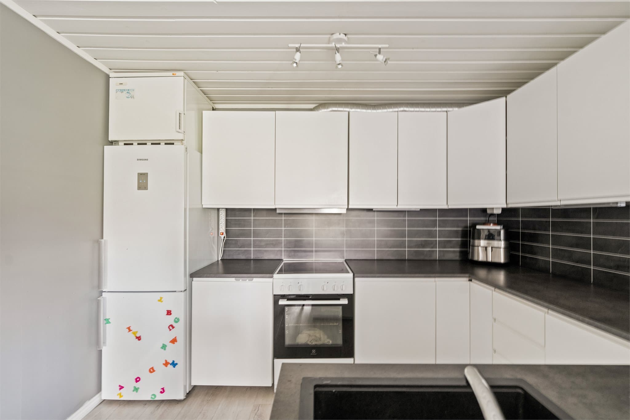 Det gjøres oppmerksom på at utleiedelen ikke er godkjent og at soverommene i sokkeletasjen ikke er godkjent for varig opphold, les mer under "midlertidig brukstillatelse og ferdigattest"