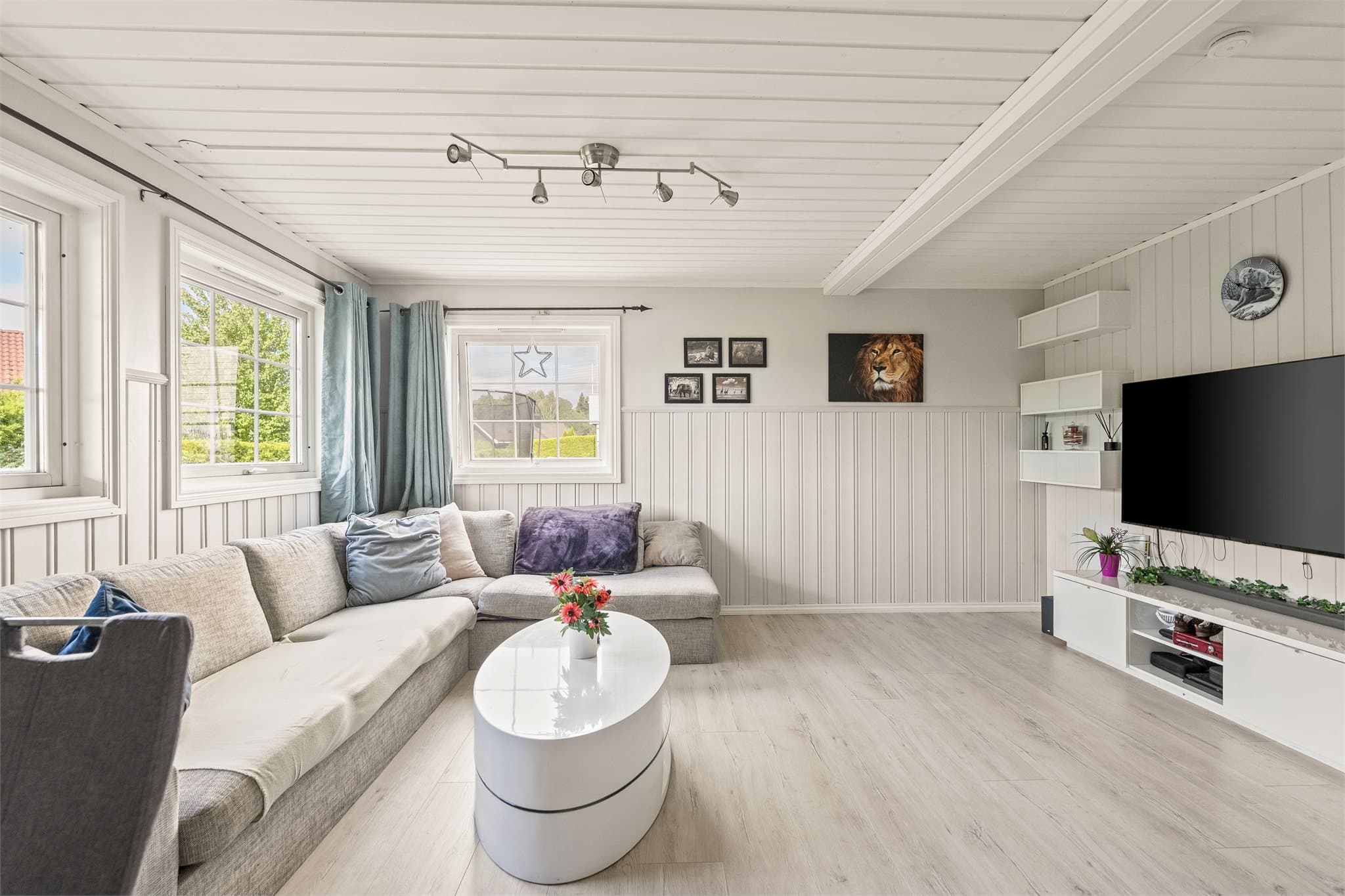 Det gjøres oppmerksom på at utleiedelen ikke er godkjent og at soverommene i sokkeletasjen ikke er godkjent for varig opphold, les mer under "midlertidig brukstillatelse og ferdigattest"