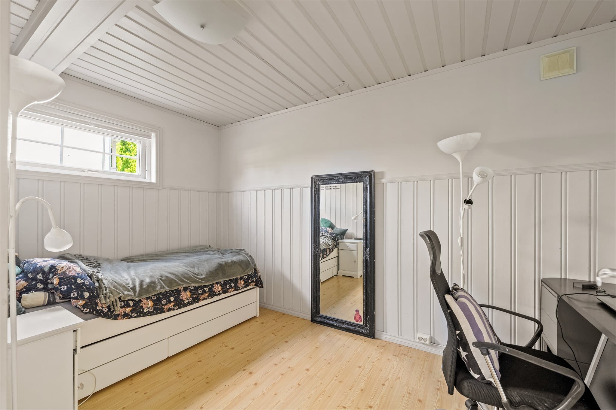 Det gjøres oppmerksom på at utleiedelen ikke er godkjent og at soverommene i sokkeletasjen ikke er godkjent for varig opphold, les mer under "midlertidig brukstillatelse og ferdigattest"