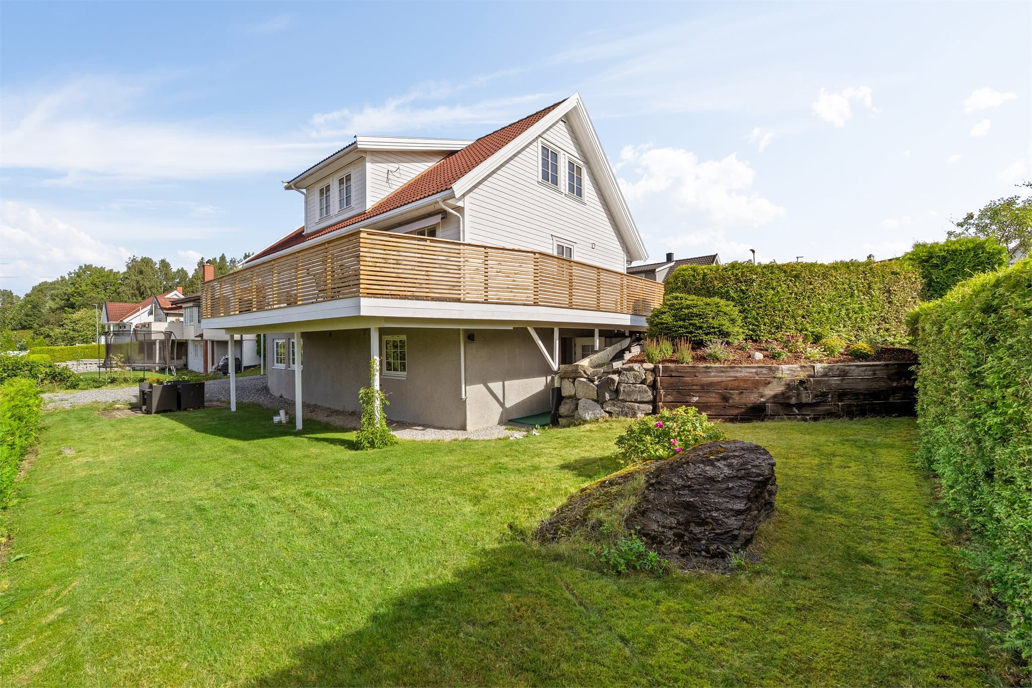 Boligen har en pent opparbeidet hage som gir et flott uterom gjennom hele sesongen.