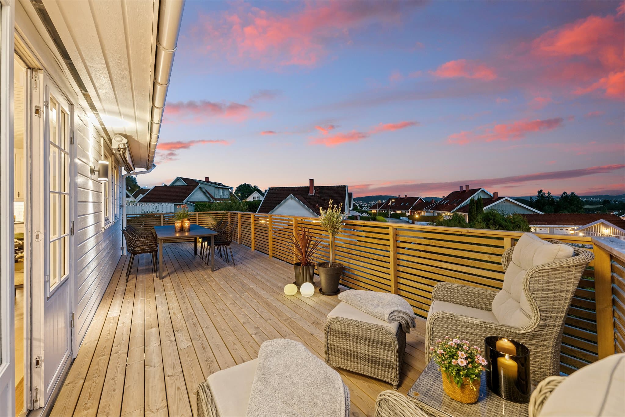 En lys og innholdsrik enebolig over tre plan med en praktisk planløsning og velholdt standard.