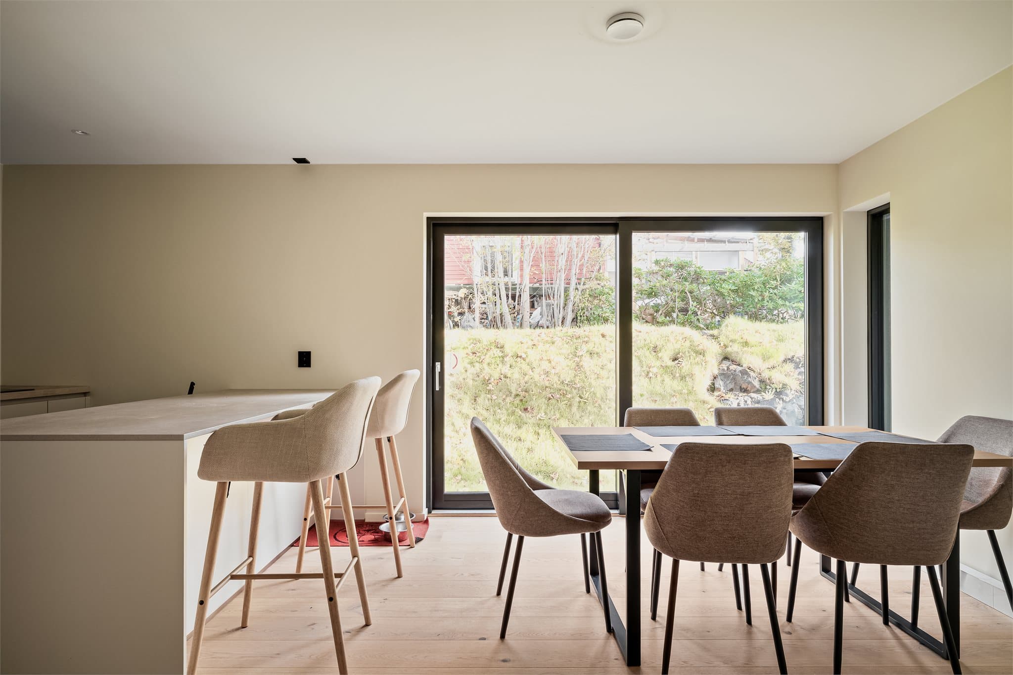 Store vindusflater som slipper inn mye naturlig lys fra flere himmelretninger.