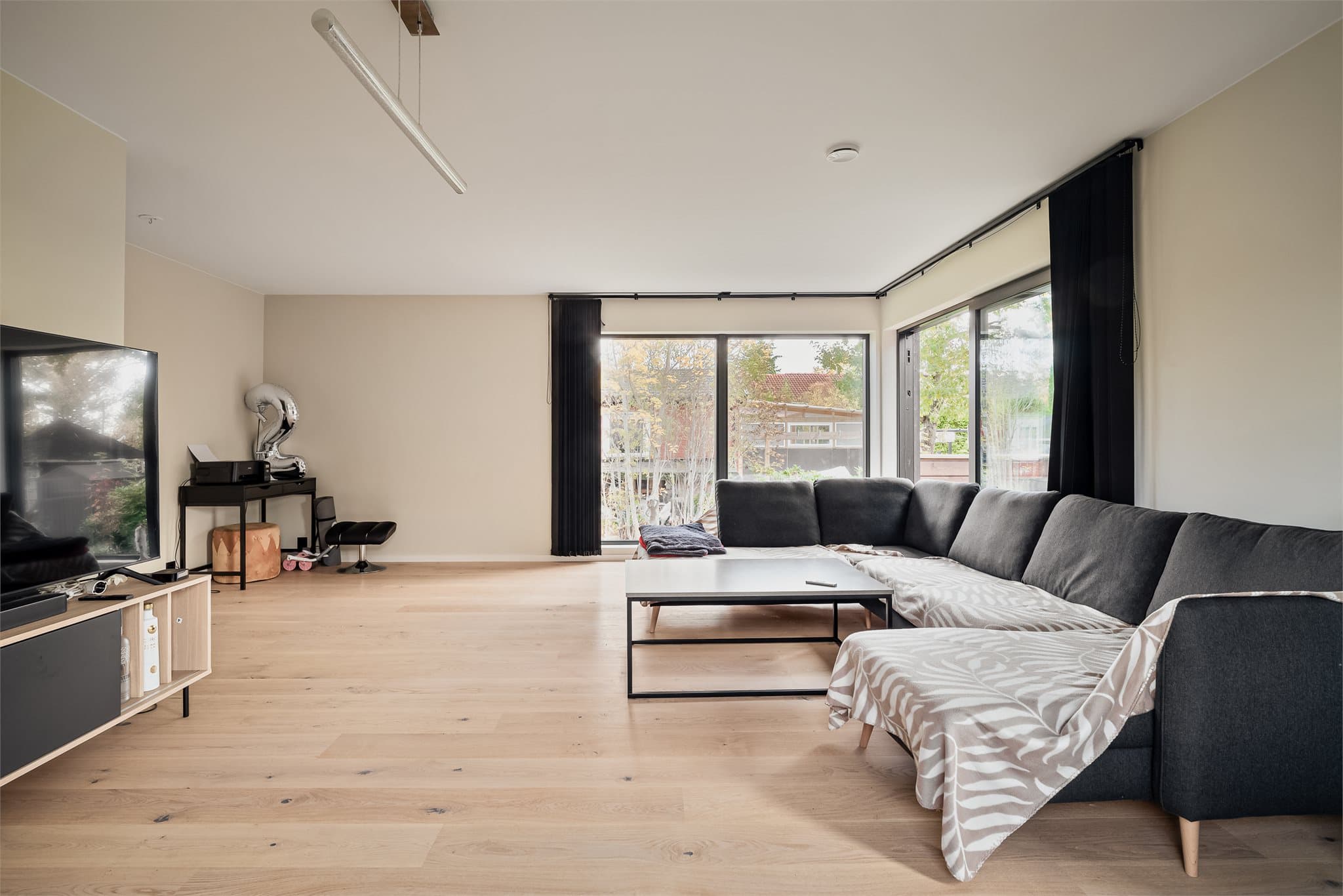 Boligen har en god størrelse på 144 kvm BRA over tre plan og holder en høy standard.