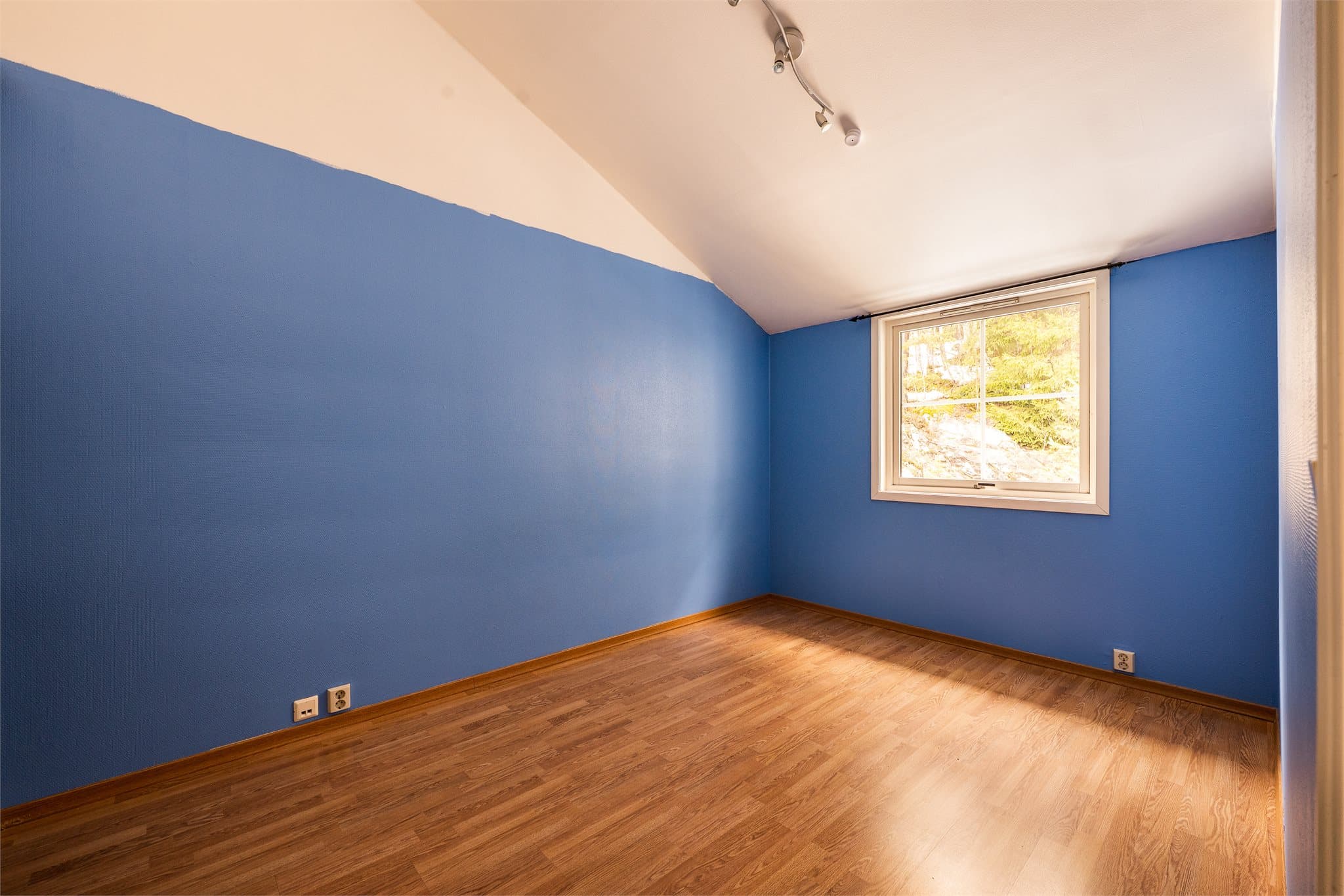 Leiligheten har to gode soverom. Hovedsoverommet har god plass til dobbeltseng med nattbord på hver side.