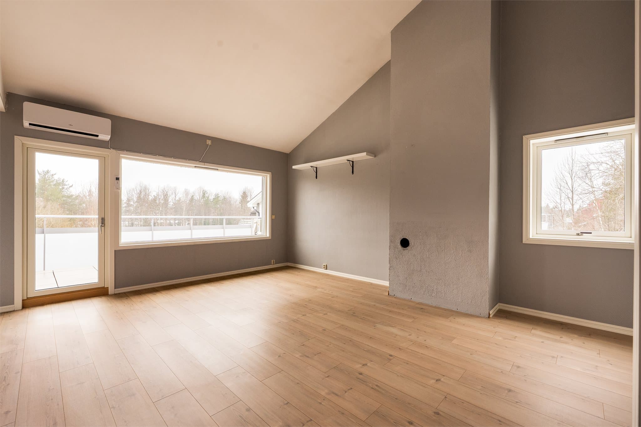 "Fujitsu" varmepumpe er installert i stue, med utendørs motorenhet montert på balkongen. Varmepumpen er en luft - luft model, merket med produksjonsår 2021.