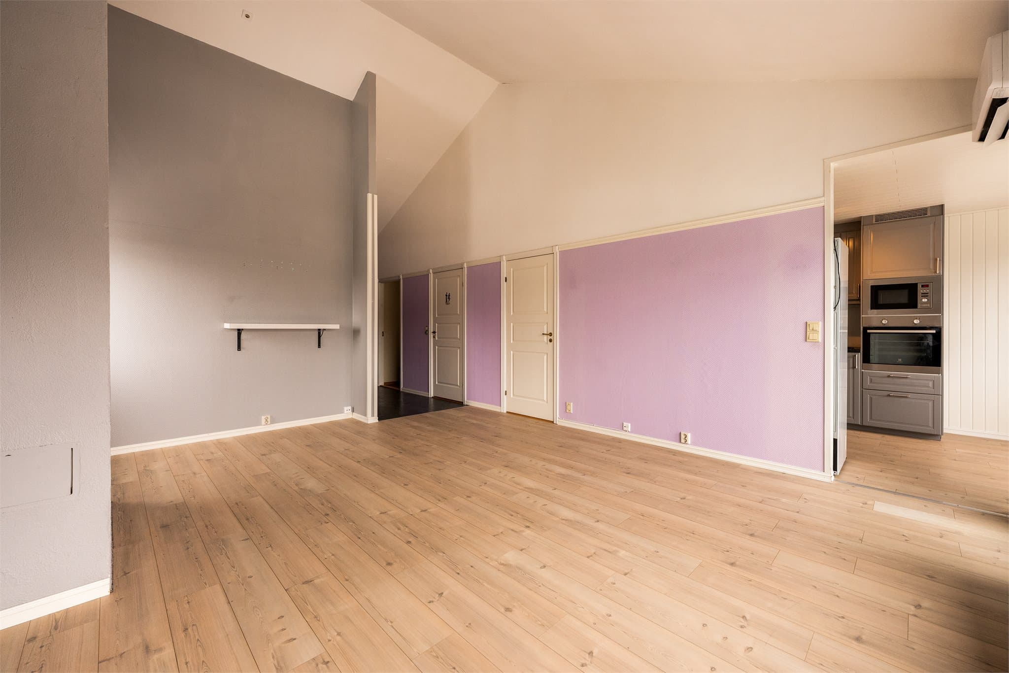 Dette er en lys og stor 3-roms topp-/endeleilighe. Det må påregnes noe moderniseringsbehov, men da kan man virkelig skape drømmeleiligheten!