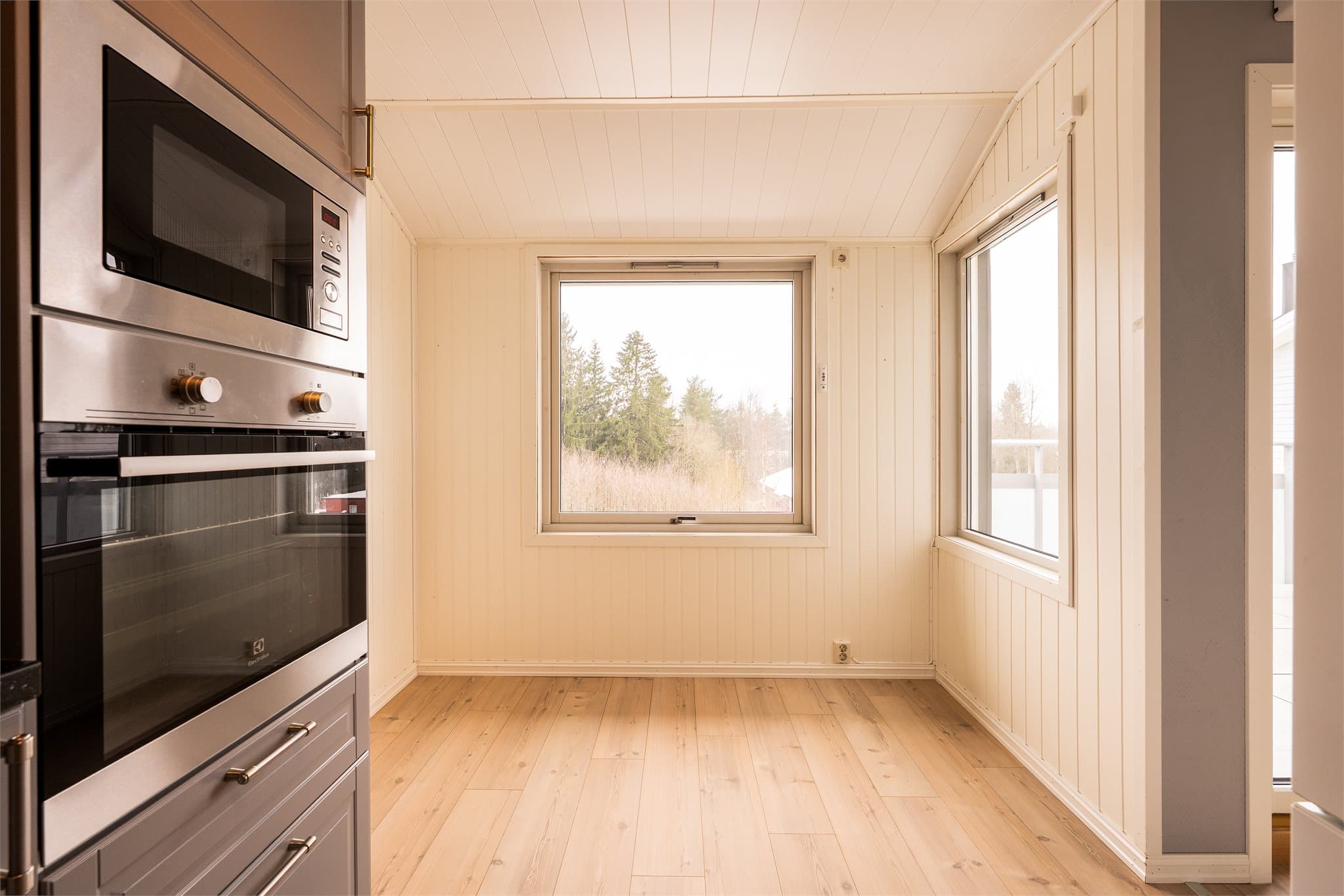 Det er plass til egen spisegruppe på kjøkkenet.