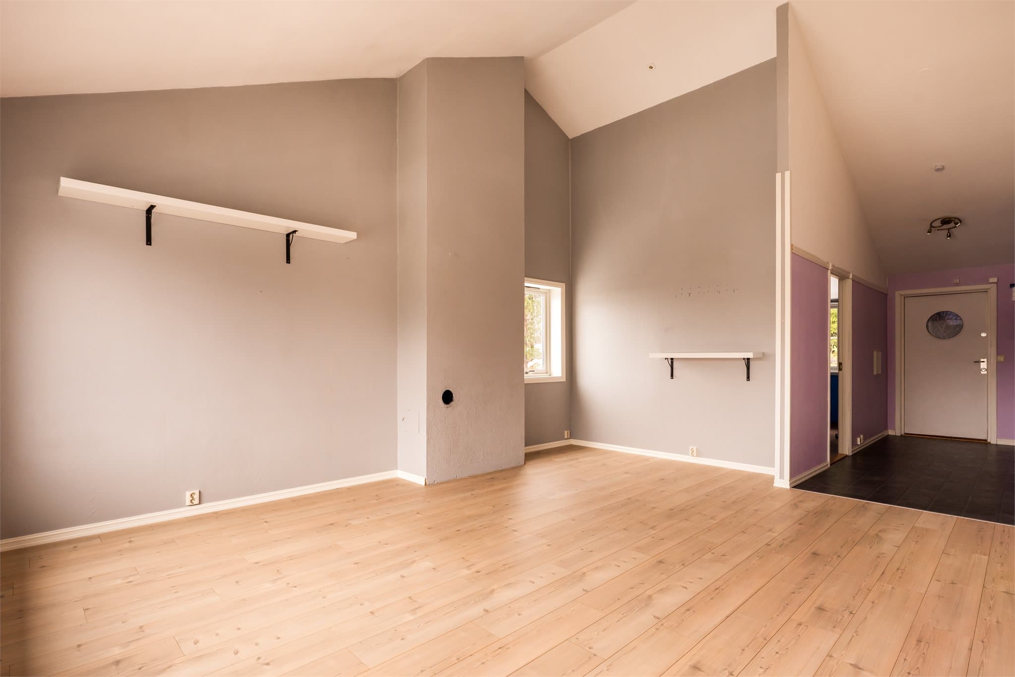 Meget romslig stue med meget god takhøyde og store vindusflater som slipper inn godt med naturlig lys.