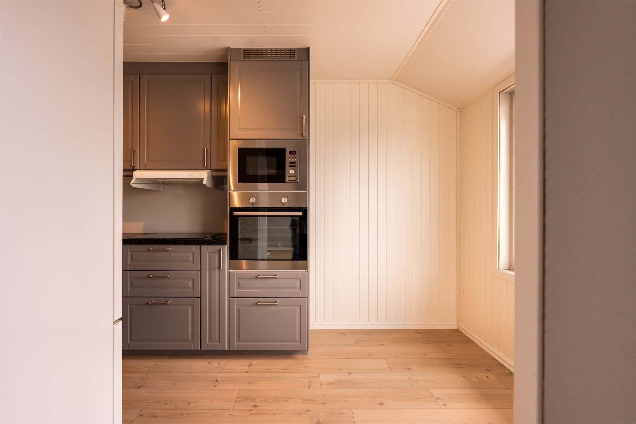 Både frittstående og integrerte hvitevarer medfølger.