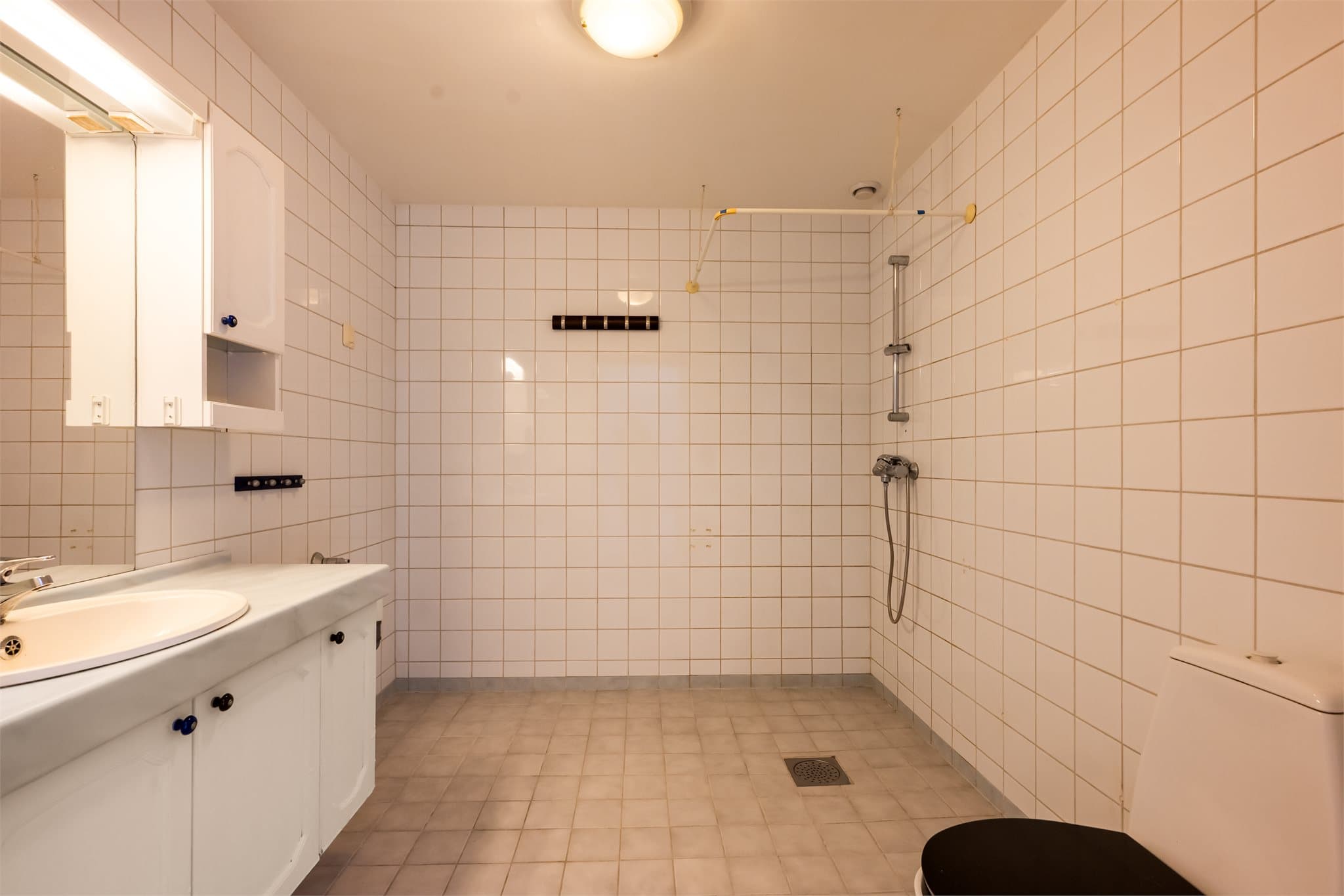 Flislagt baderom fra 1995, byggeår. Det er flis på flis på gulvet (utført i regi av tidligere eier).