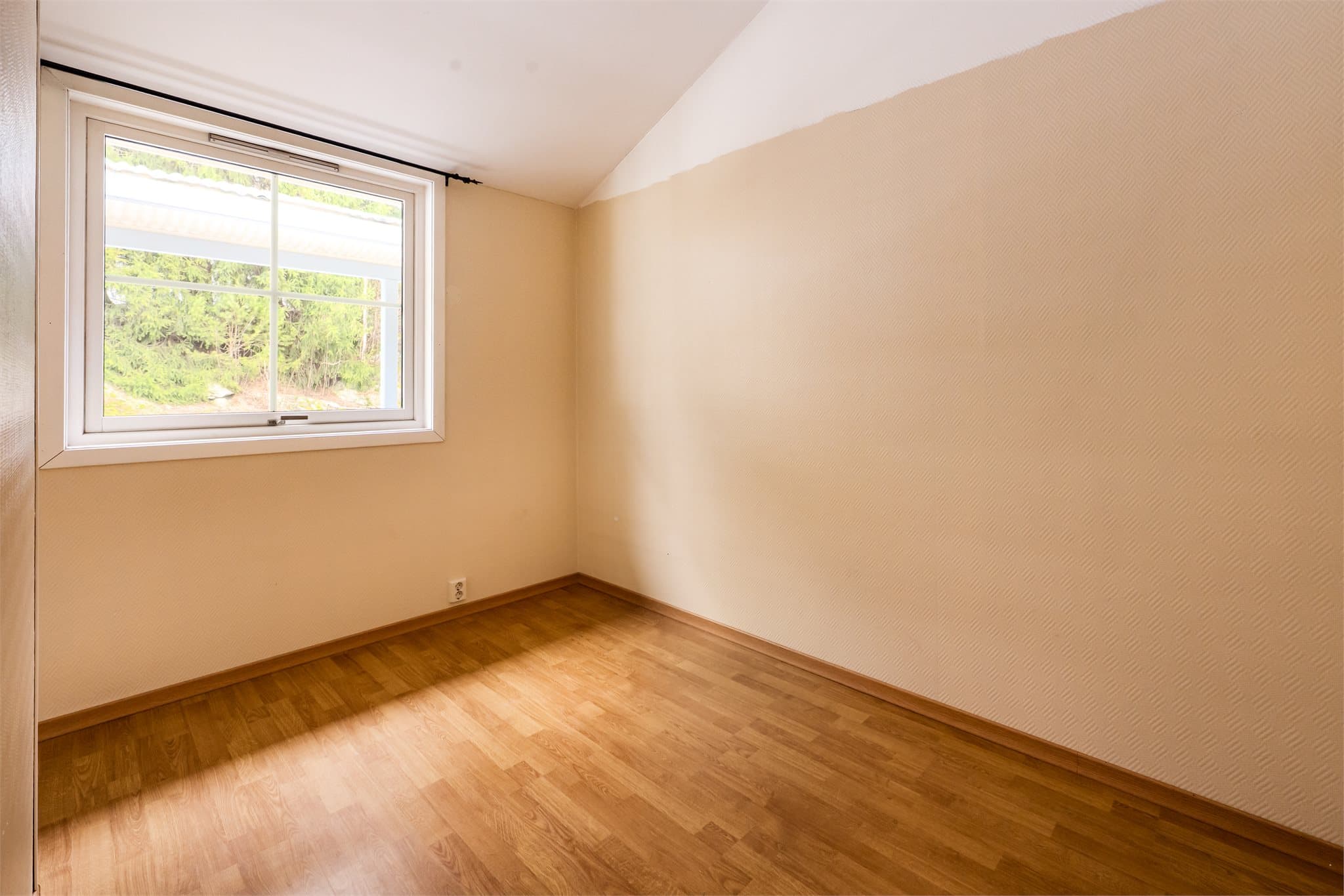 Soverom 2, god plass til seng og tilhørende møblement.