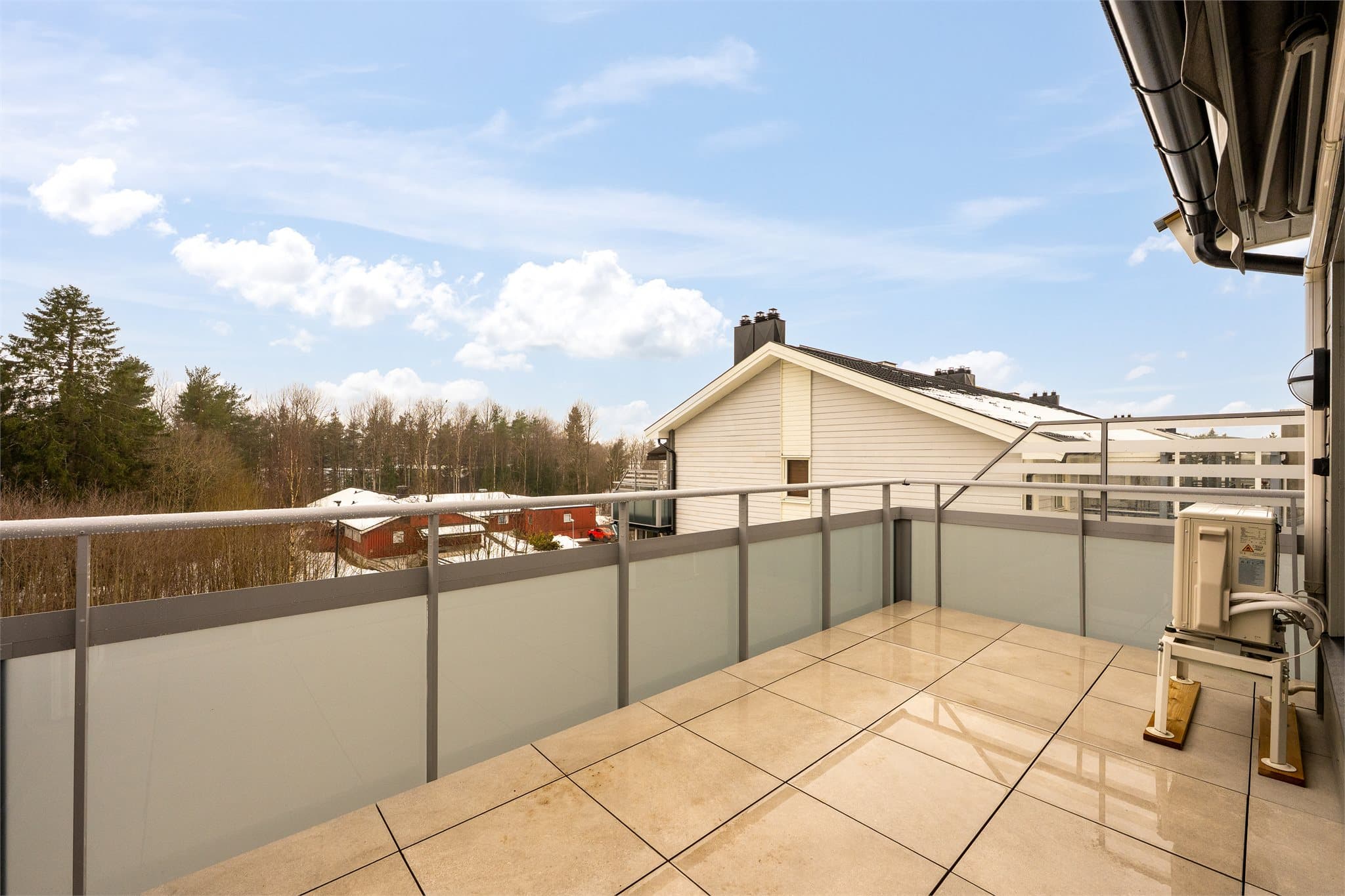 Her er det god plass til utemøbler, grill og beplantning.