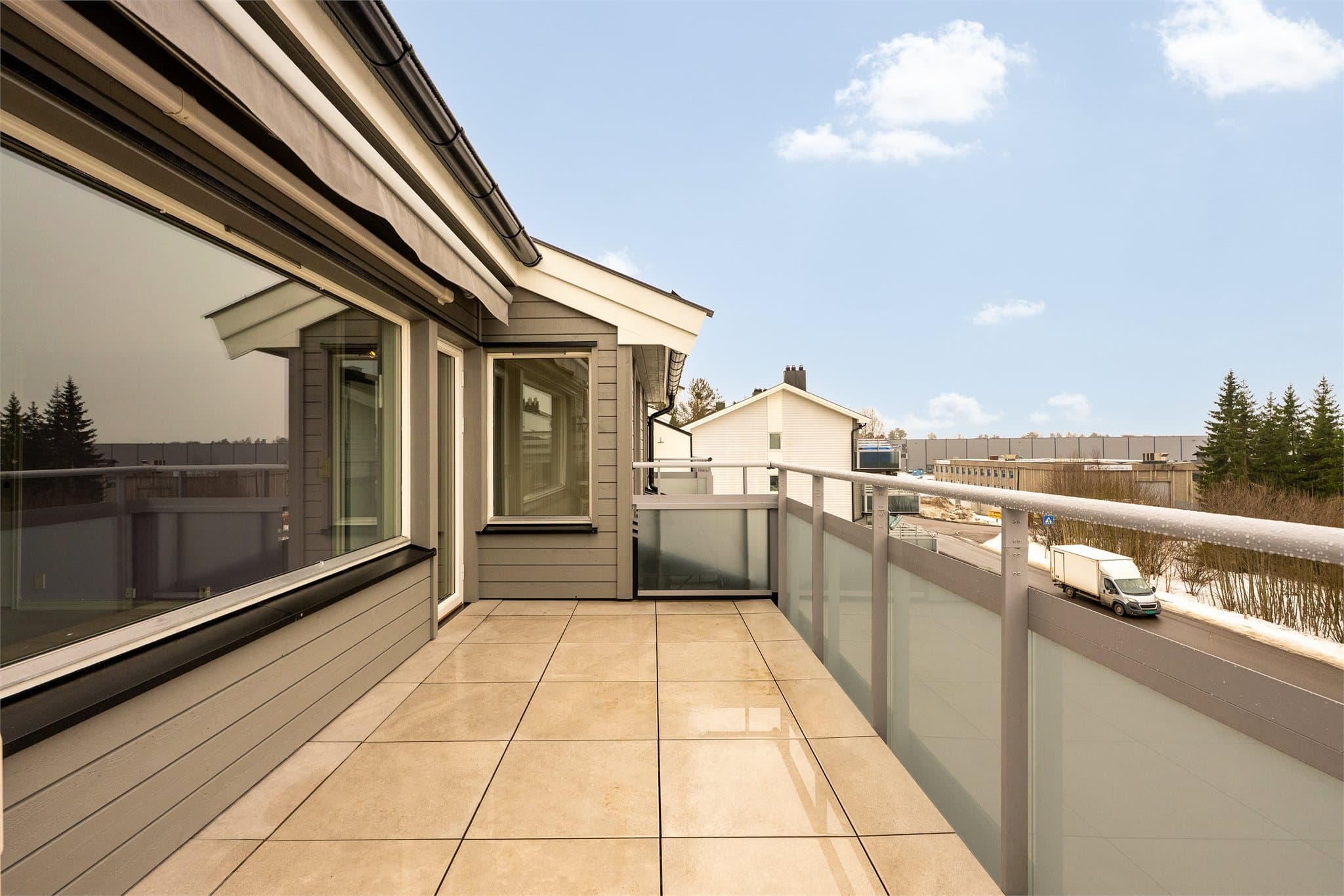 Fra stuen er det utgang til balkong på ca. 11,9 kvm.