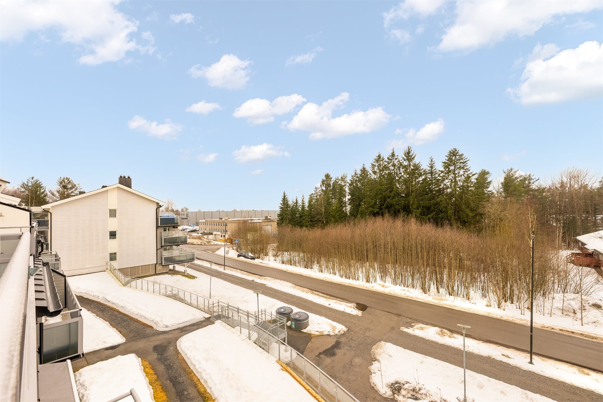 Boligen har en tilbaketrukken beliggenhet sentralt på Skedsmokorset i et etablert boligområde uten gjennomgangstrafikk.