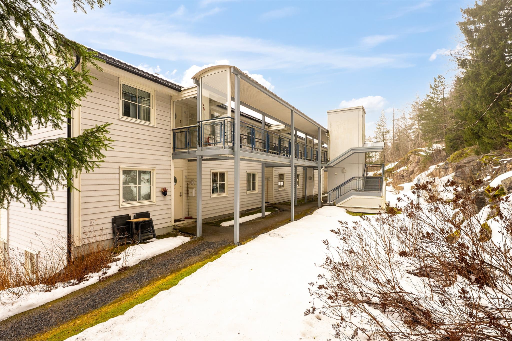 Det er godt med lagringsplass i innvendig bod. Leiligheten disponerer også en ekstern bod (ca. 4,8 kvm), i felles bodanlegg