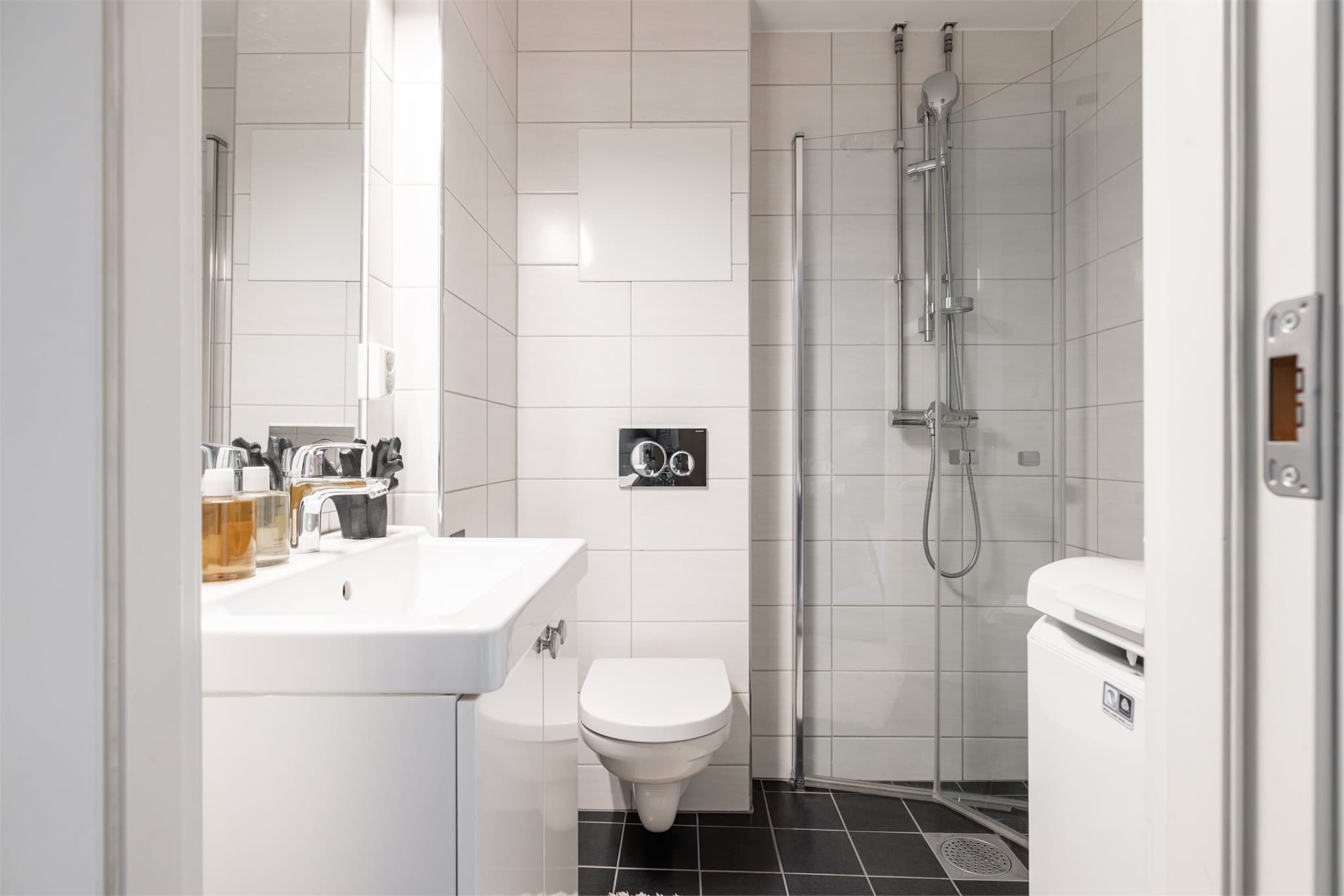 Pent og flislagt bad som ble pusset opp i 2017 i regi av sameiet. Varmekabler i gulv og opplegg for vaskemaskin.