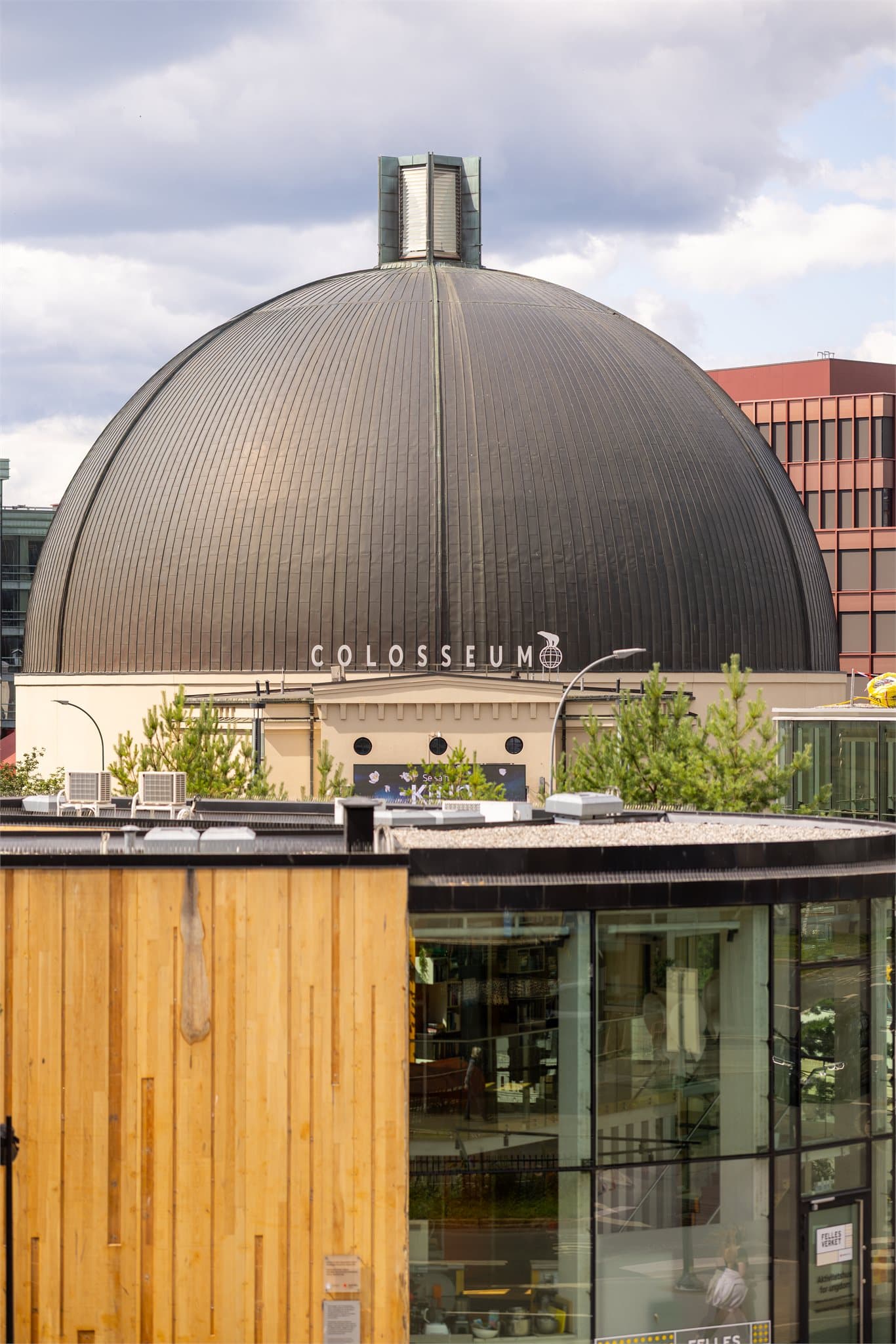 Flott utsikt over Majorstuens livlige bybilde og Colosseum.