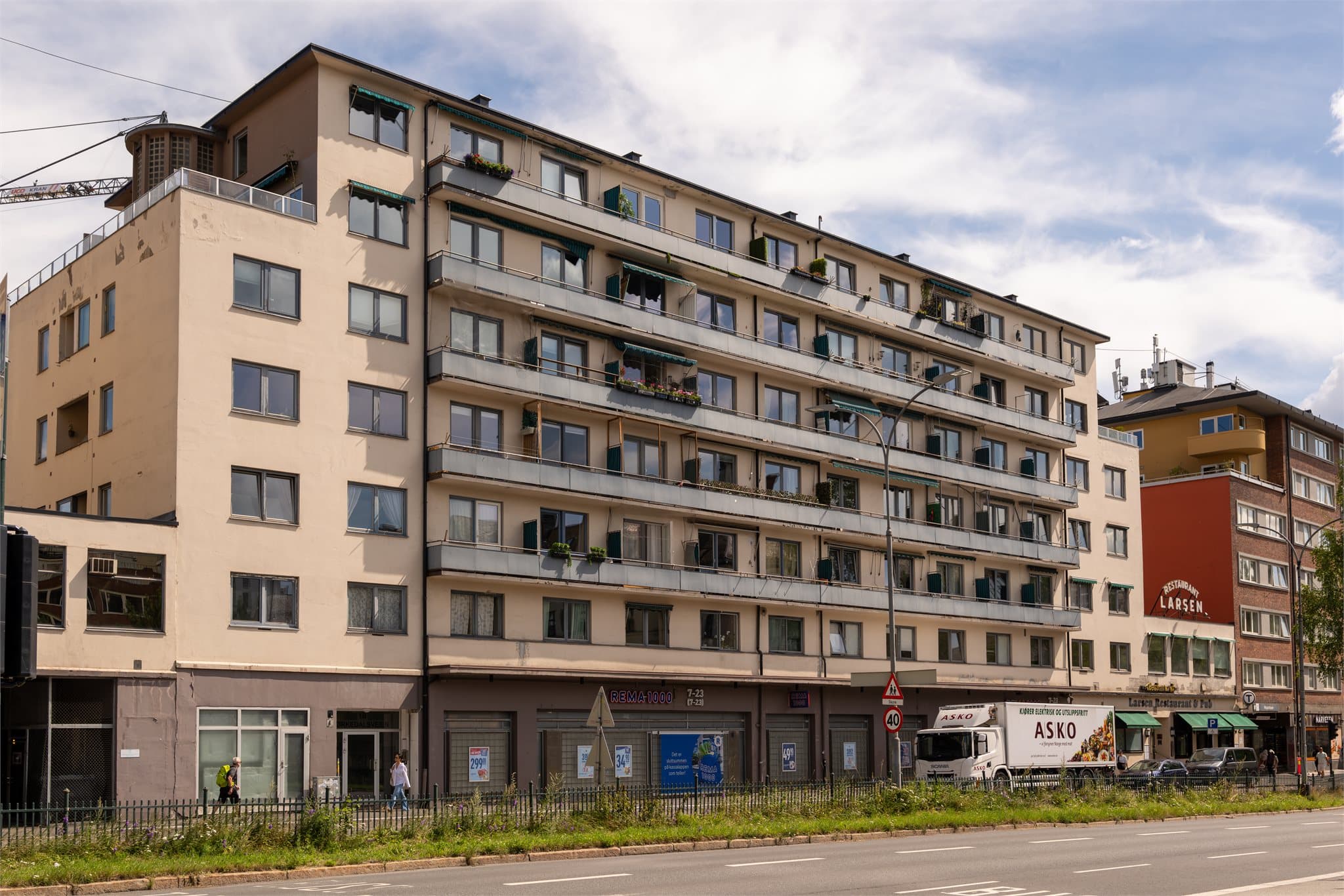 Boligen har en særdeles ettertraktet adresse i Sørkedalsveien 1B, midt i hjertet av Majorstuen – et område kjent for sitt rike servicetilbud, flotte bymiljø og nærhet til både sentrum og grønne parker.