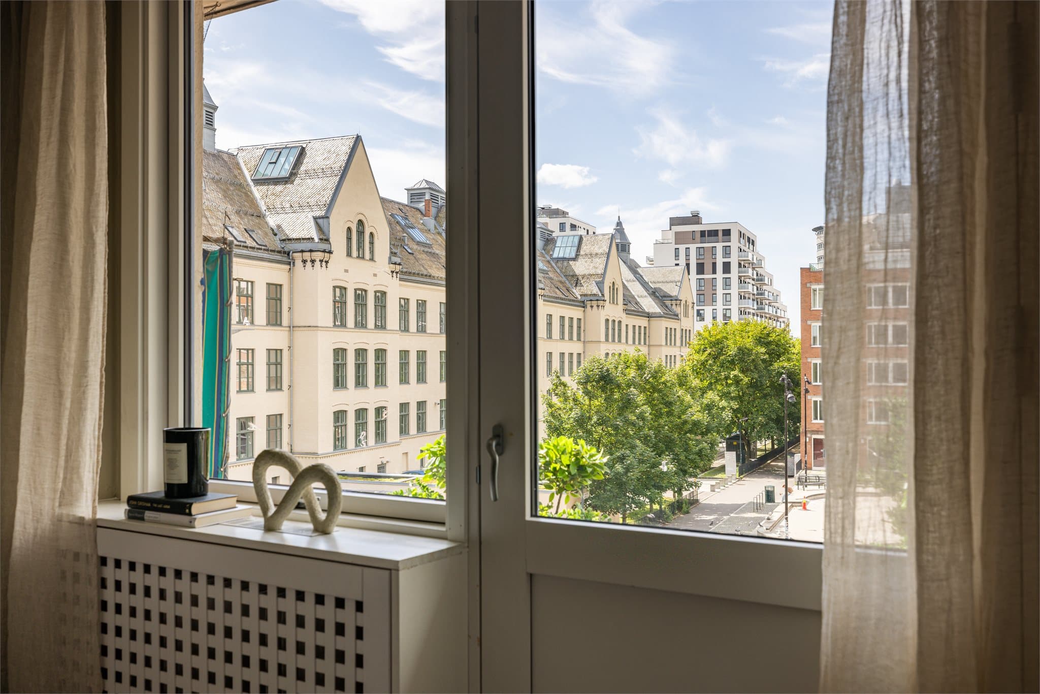 Fra stuen er det utgang til en sydvestvendt balkong på omtrent 3 kvm.