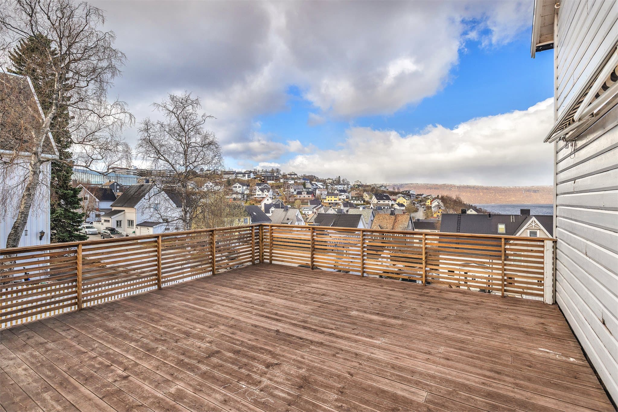 Stor solrik terrasse med god utsikt!