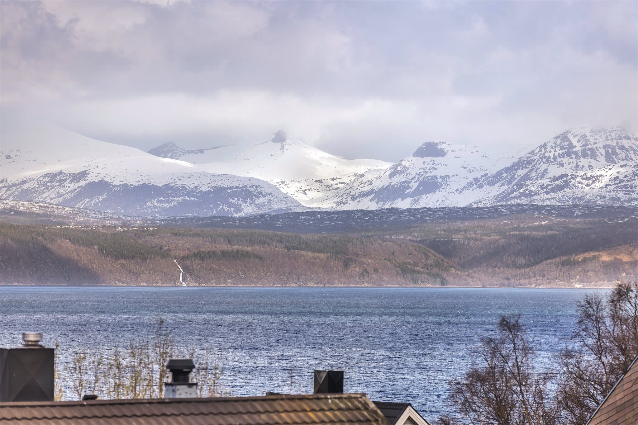 Fantastisk utsikt over både fjord og fjell