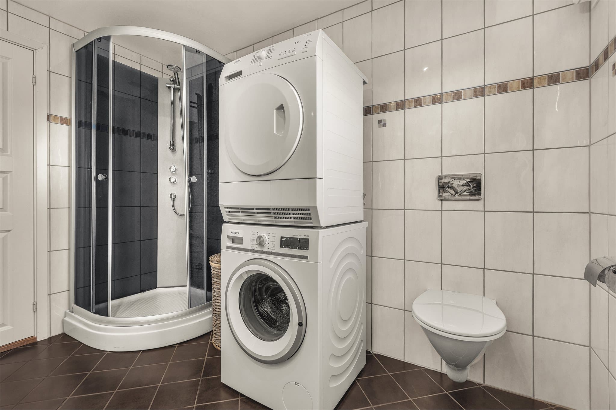 Badet har dusj, toalett og opplegg til både vaskemaskin og tørketrommel