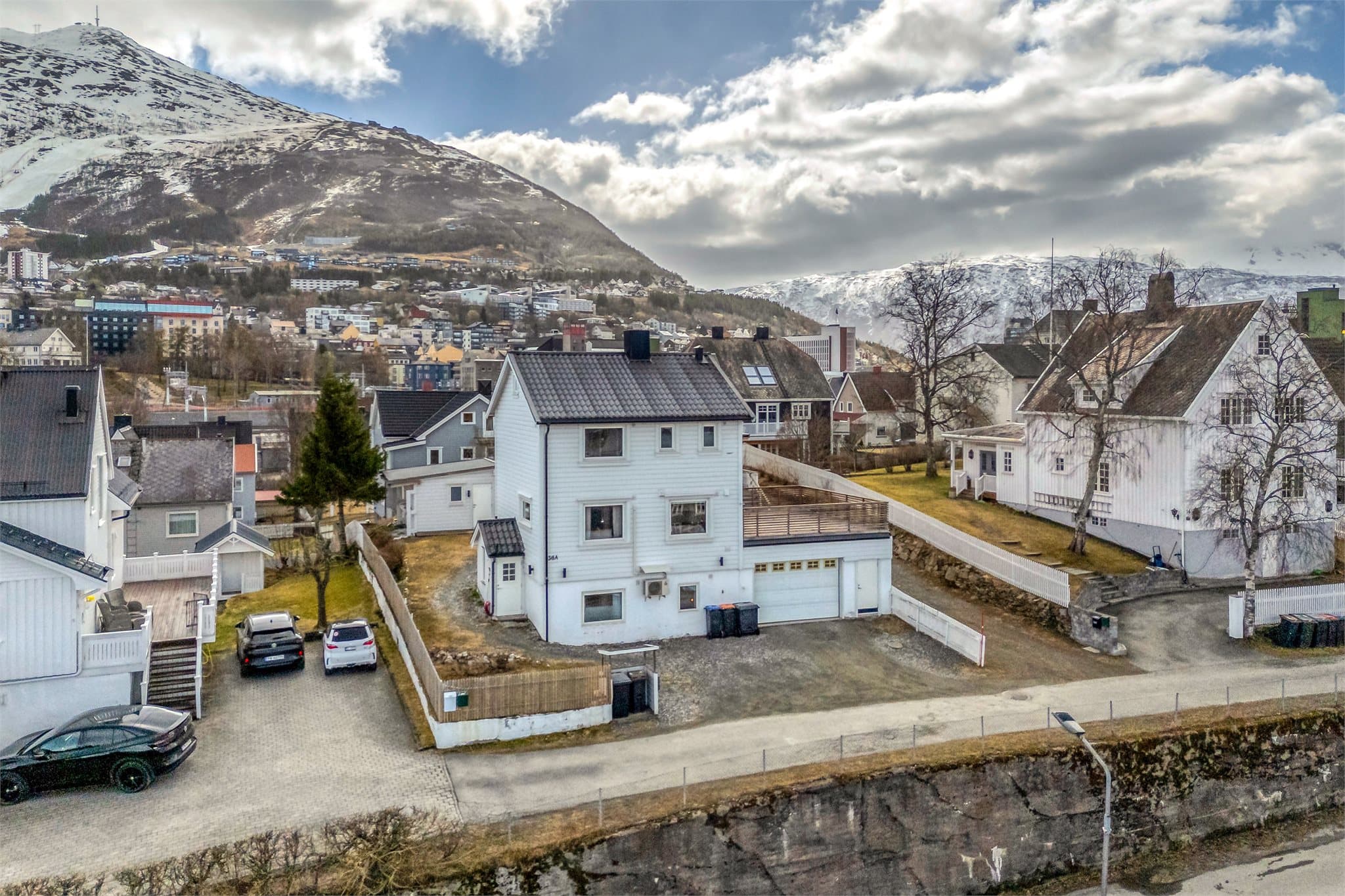 Her er det parkering på eiendommen og i garasjen, uthus i hagen.